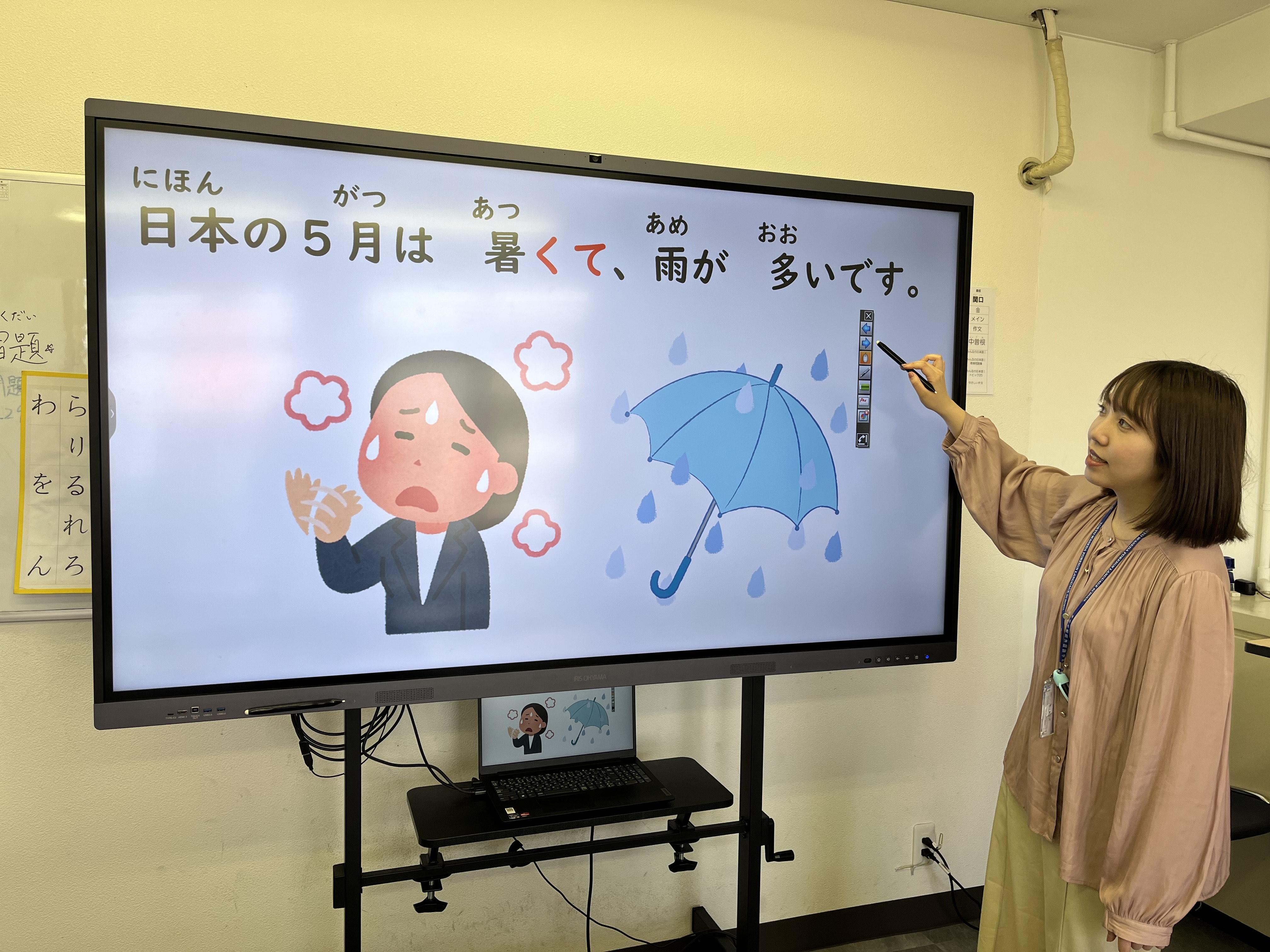 ICT教育の実現と授業の幅を広げるため、電子黒板を導入してより教えやすい環境を構築。留学生の学習効果を高めることに加え、教員の働きやすさへの配慮も行っています。