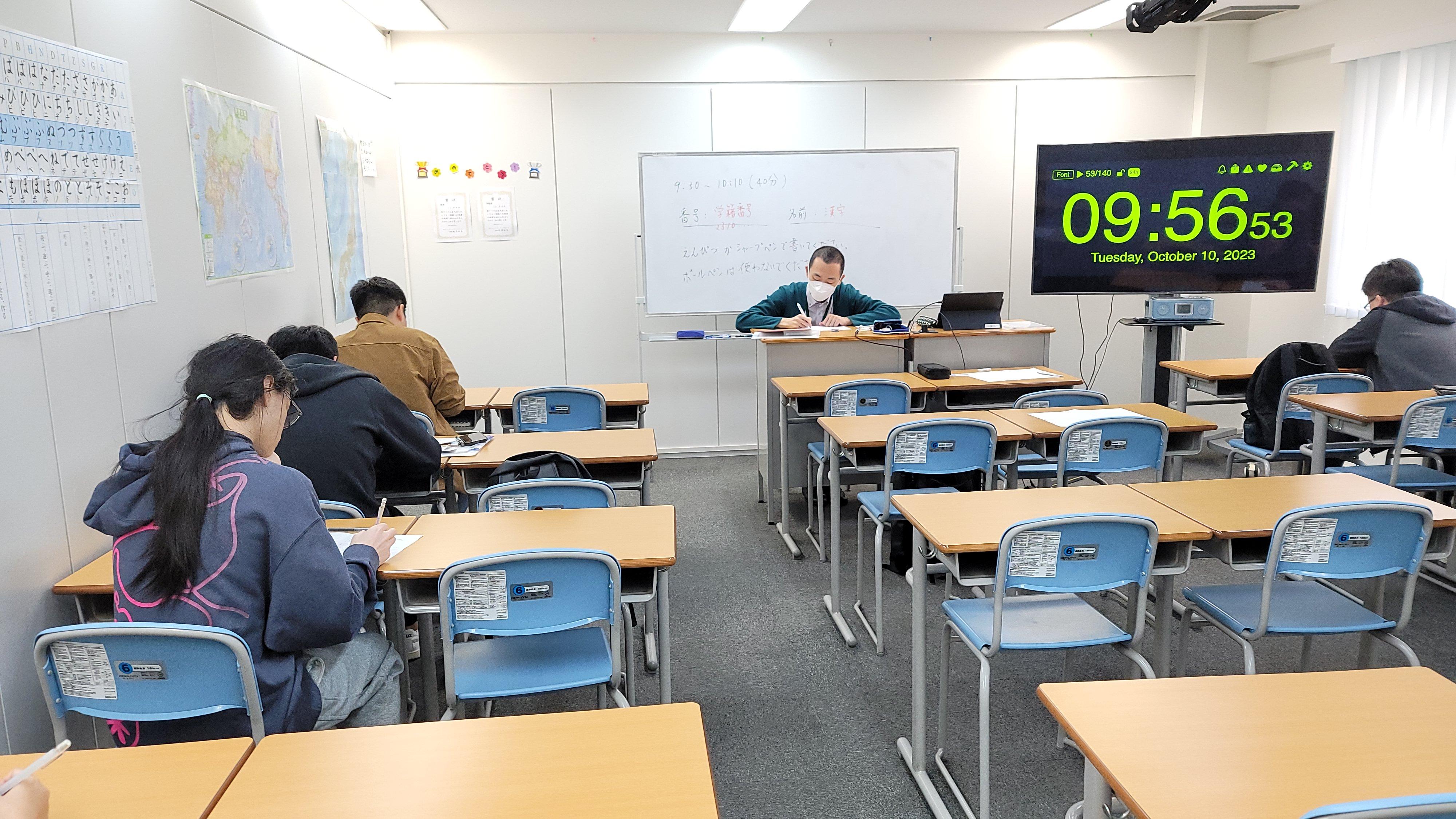 当校では3ヶ月ごとに学期末試験を実施し、学生のレベルに応じたクラス編成と、学習の定着度を丁寧に測定しています。今後の学習方針を決める重要な機会です。

写真は試験中の教室風景。85インチの大画面モニターやタブレットなど、最新のICT機器を備え、集中できる学習環境を整えています。

公平かつ細やかな評価と指導の積み重ねが、学生一人ひとりの着実な成長につながっています。

教育に情熱を持ち、学生の可能性を共に引き出してくださる方をお待ちしています。