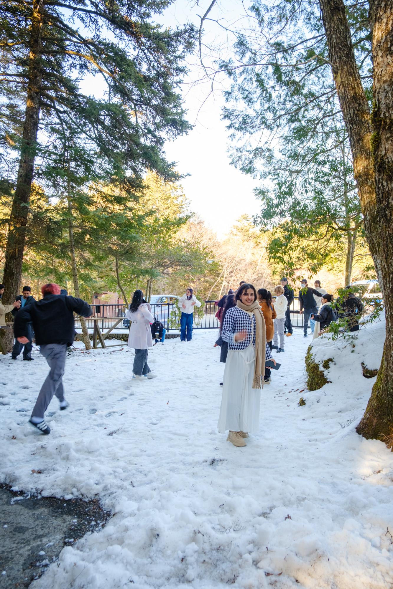 3月でもまだ雪が残っていた鳴沢氷穴。生まれてはじめて雪遊びをした留学生の皆さんの笑顔がまぶしかったです。