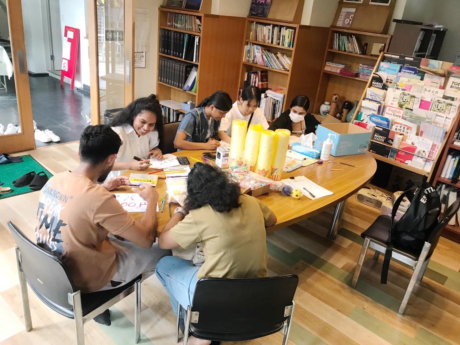 毎年恒例！祐天寺駅前商店街の夕涼み祭りに留学生もボランティアで参加しています。もちろん売上は、皆でシェア！