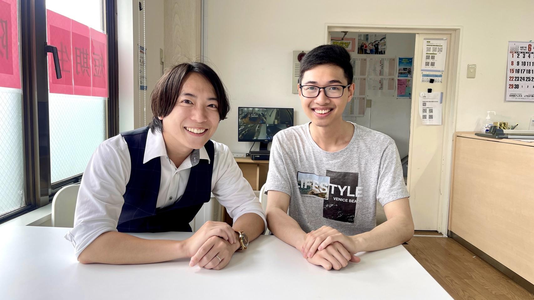 当校は留学生を大切に育てています。そのため、学生との関係は良好で常に笑顔が絶えない毎日です。
こちらの学生もその一人で、この日は授業がない日ですが、勉強をしに学校に来てくれました。
