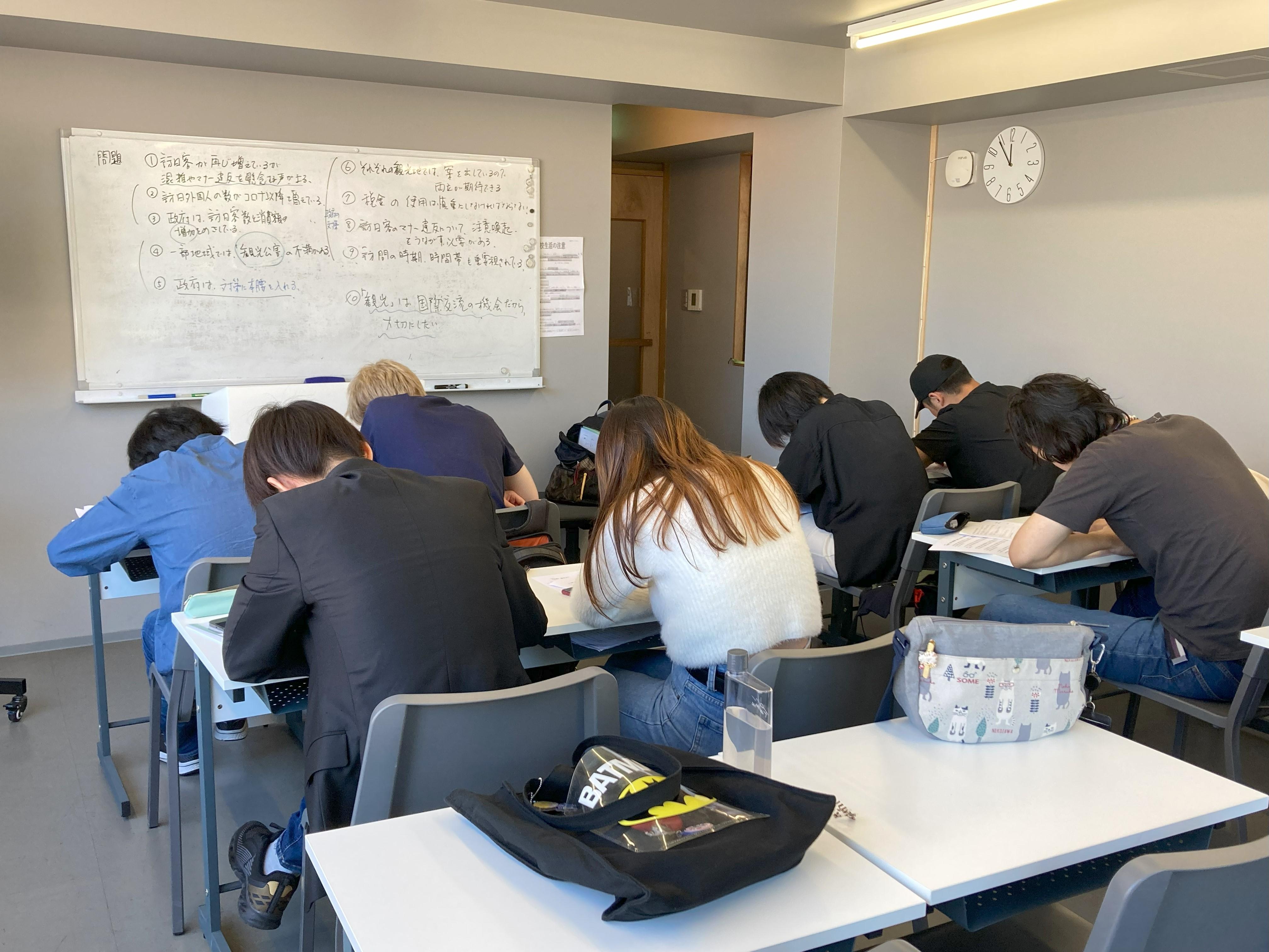 黙々と課題に取り組む学生たち。ここから“使える日本語力”が育ちます。