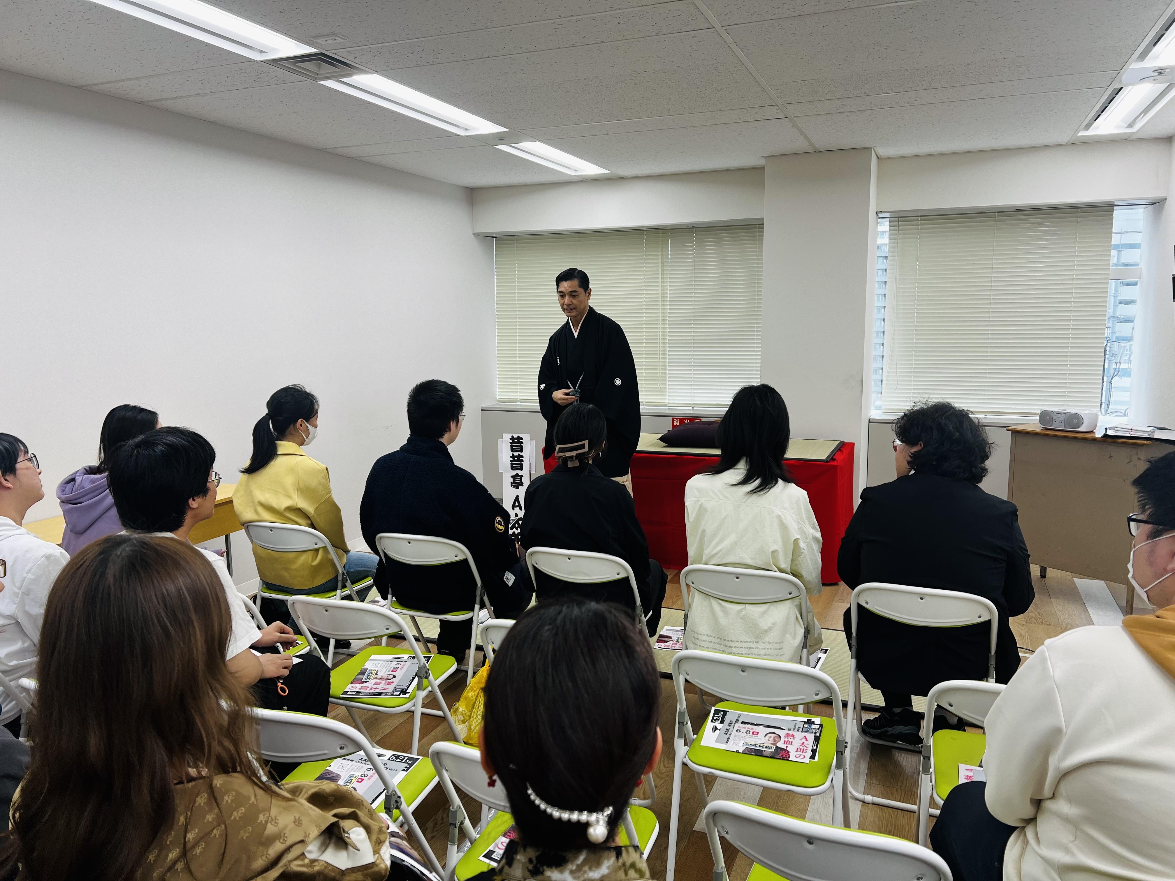 学内にて落語を聴きました。
日本の文化を知るのも大切な時間です。
