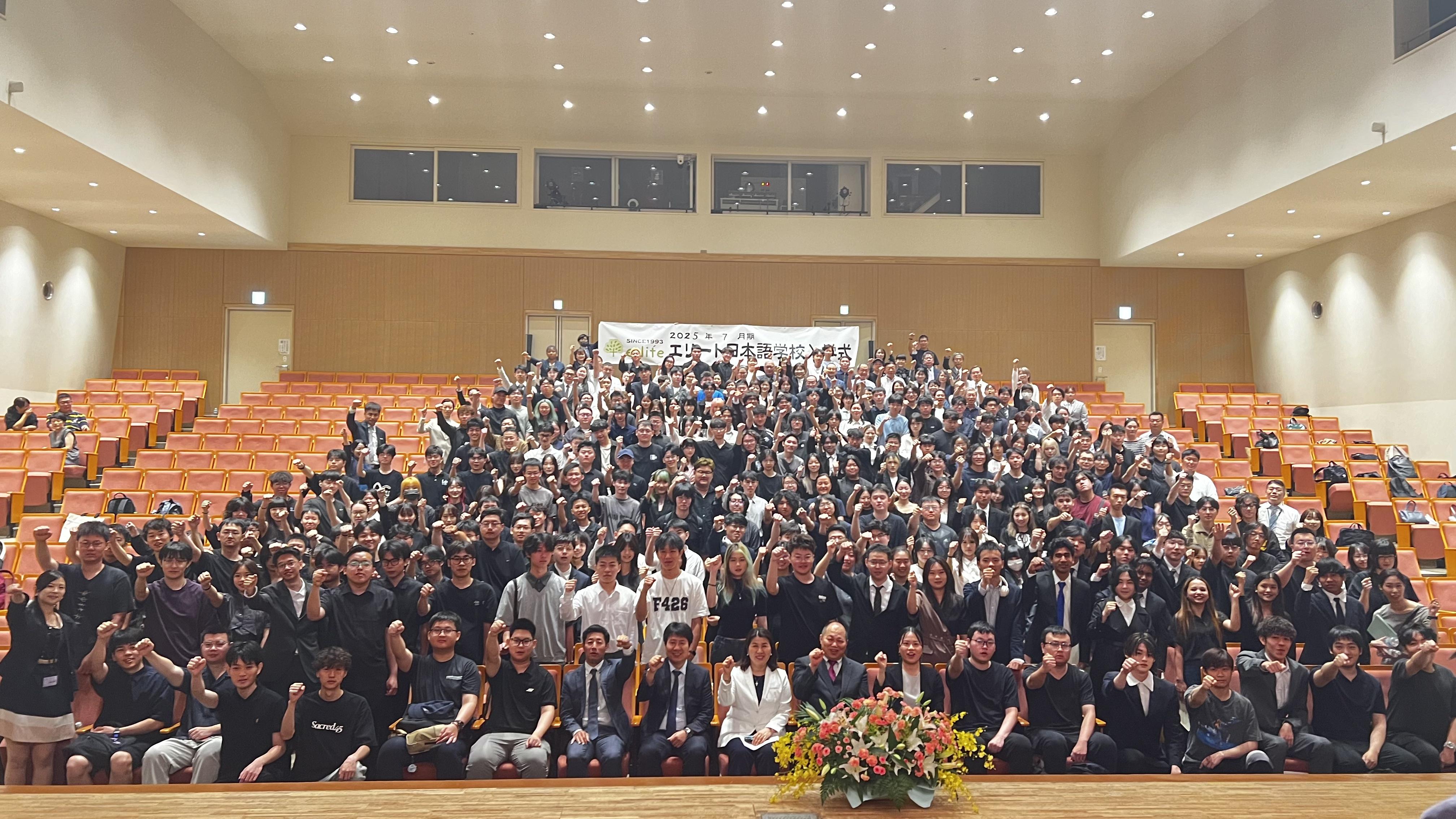 各期毎に入学式を開催しています。
学生さんと先生方が初めて出会い、そしてここから学校生活が始まります。