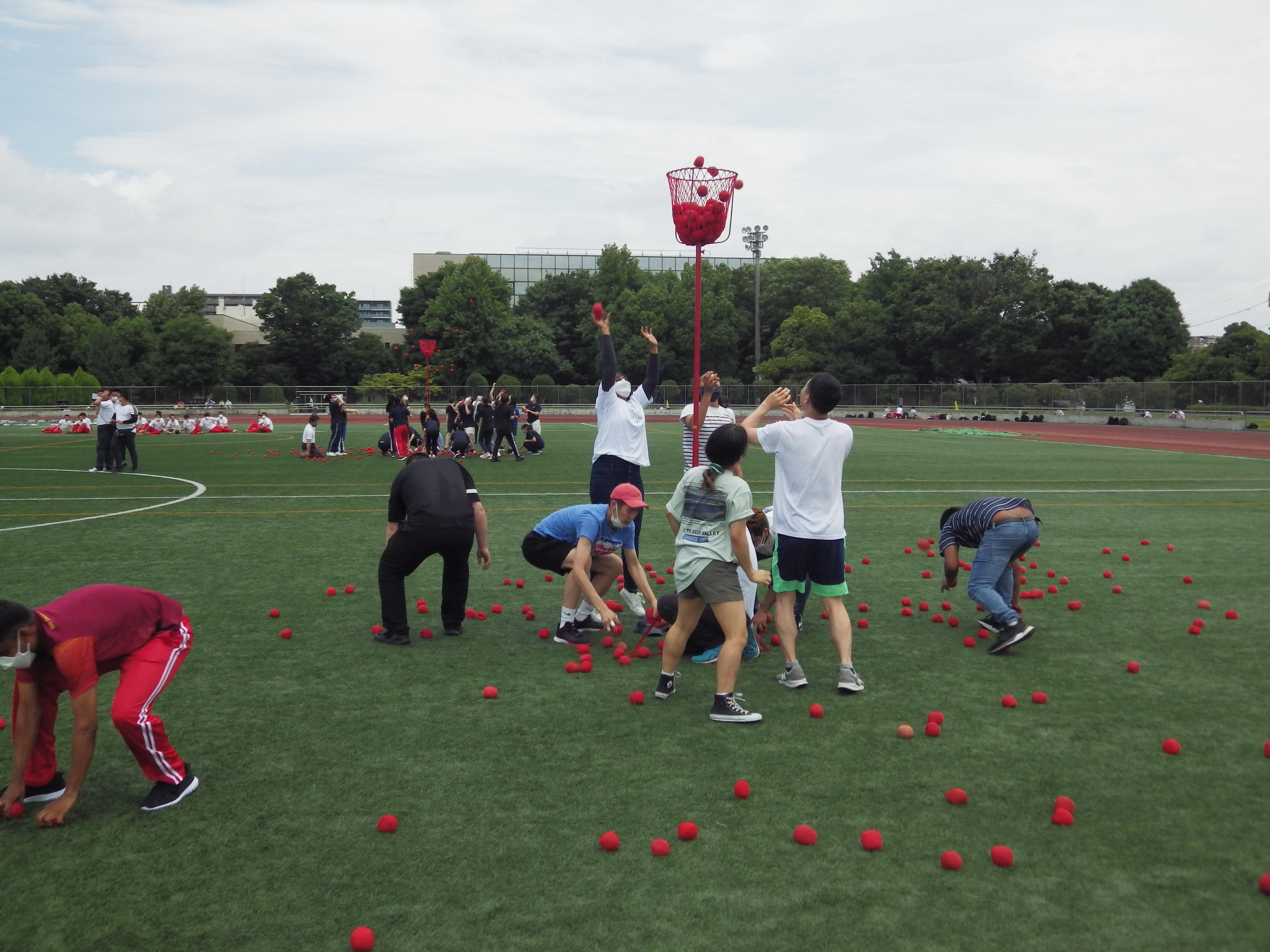 年に１度、埼玉県で実施される学園のスポーツ大会の写真です。写真は玉入れのシーン。学校単位で順位を競います。