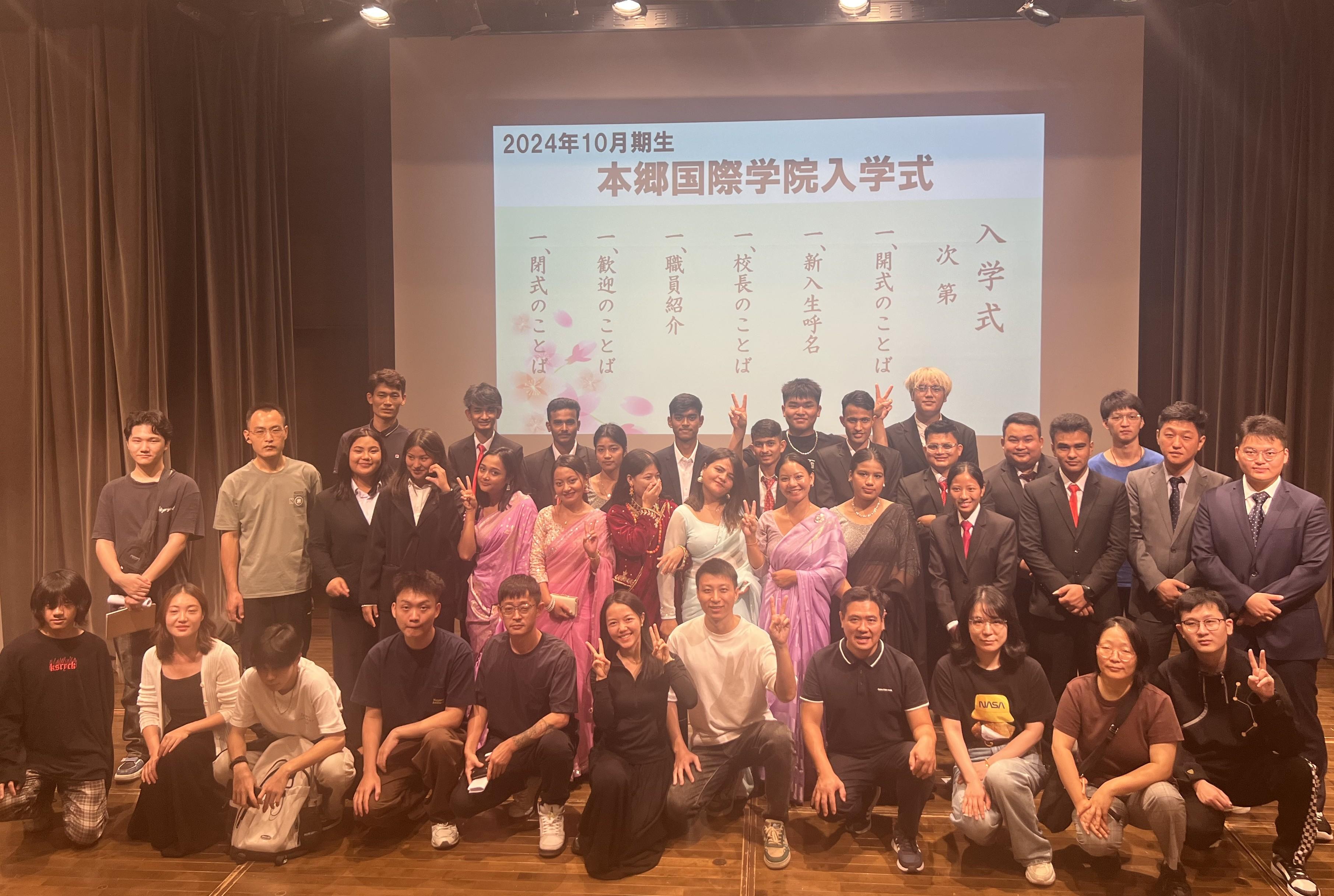 綺麗な民族衣装を来て参加してくれた学生もいました。