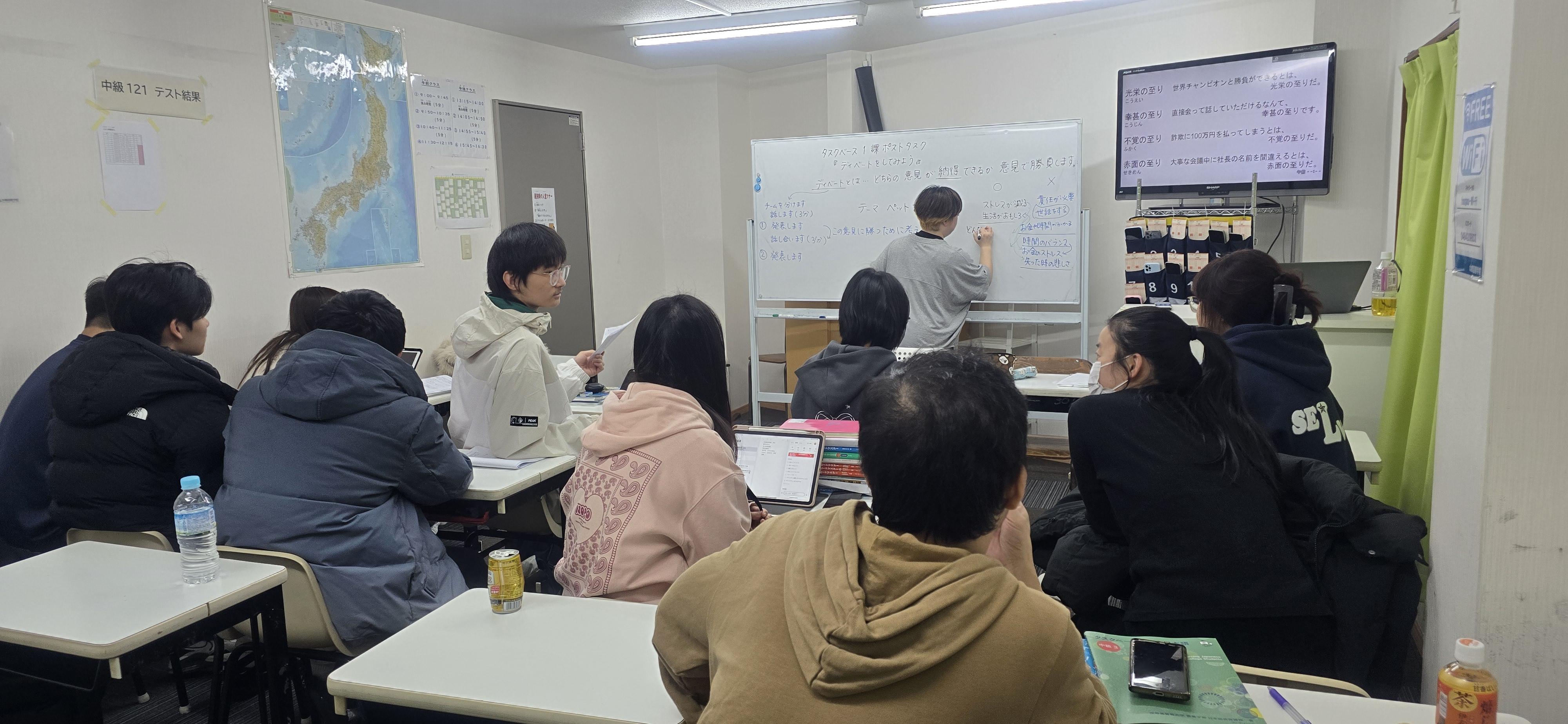 みんな真剣に話し合っています。