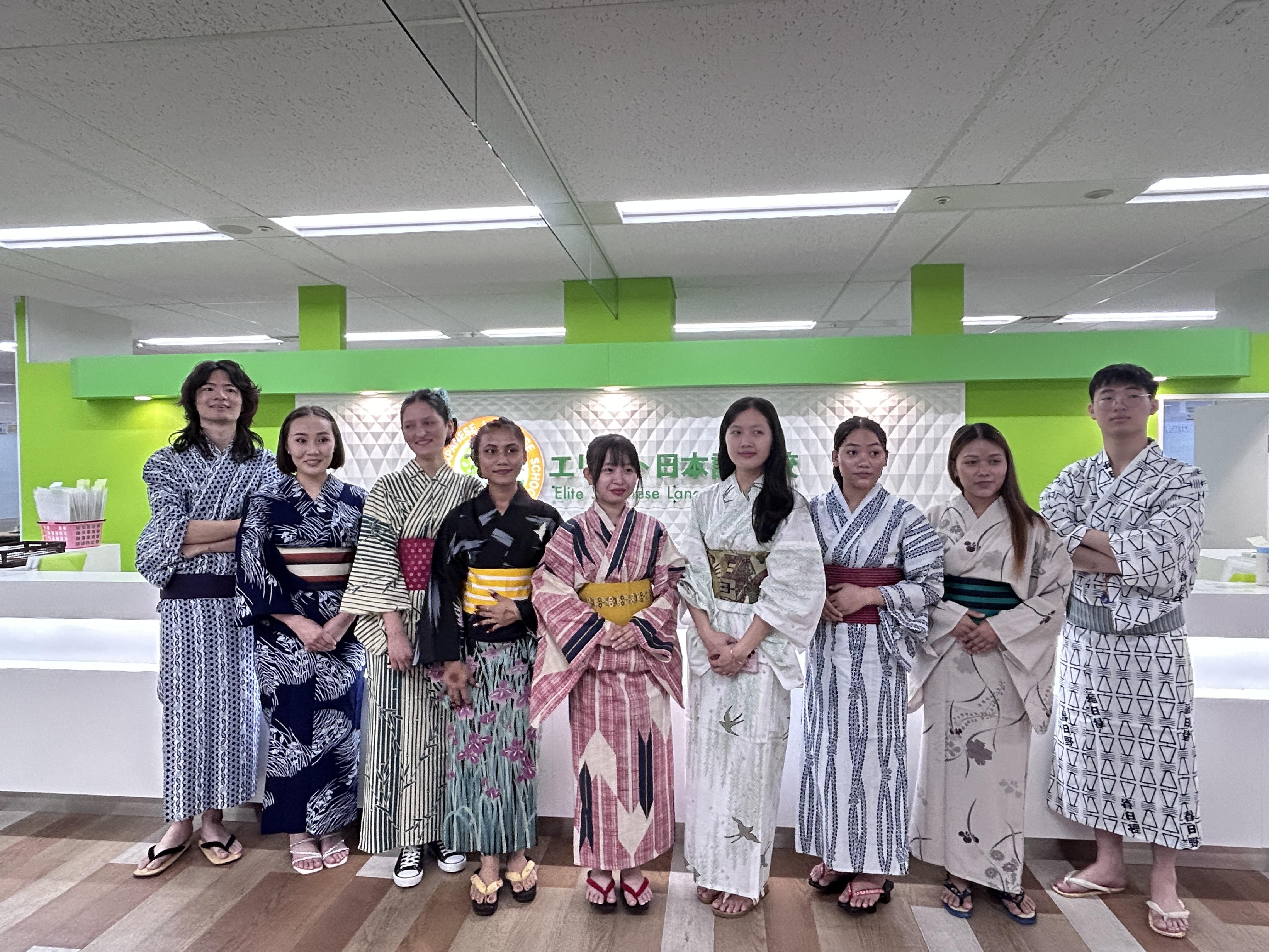 日本の文化に触れる機会として、希望者で浴衣体験をしました。
他にも茶道体験、落語体験等など年に数回企画しています。
