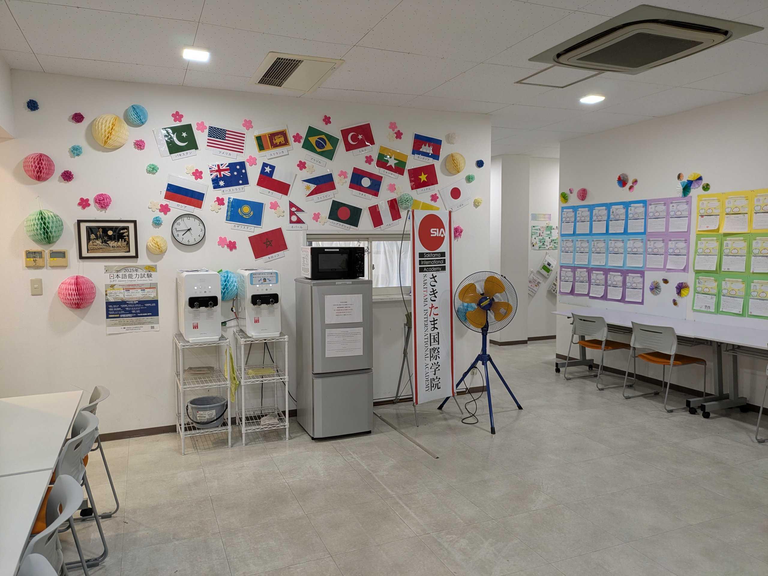 学校のロビーはくつろぎスペース。右側の壁には学生のポートフォリオが掲示されています。