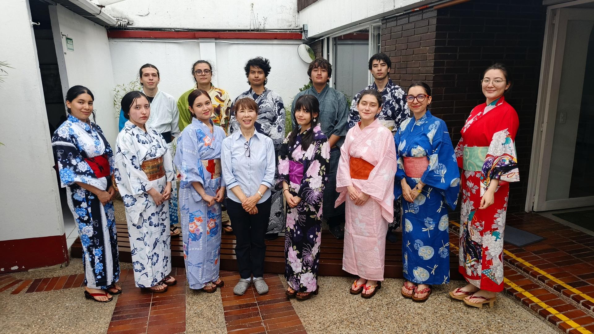 コロンボハポネサでは、日本語だけでなく、様々な文化も指導しています。
着物、折り紙、書道、盆栽などのクラスを定期的に開催し、
たくさんの学生さんたちに喜んでもらっています。