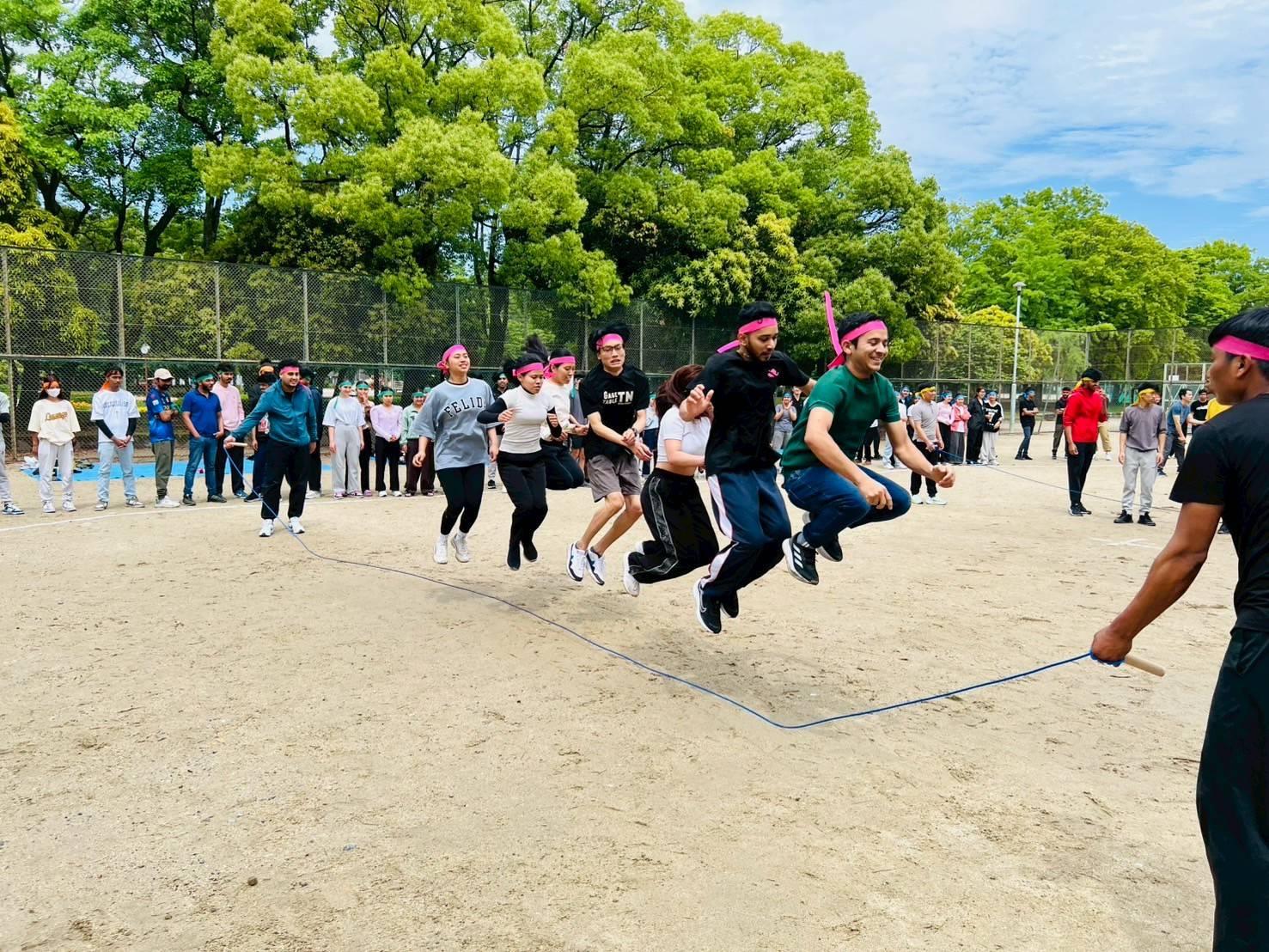 毎年5月に運動会を開催しています。クラスの親睦と連帯感を高めています。