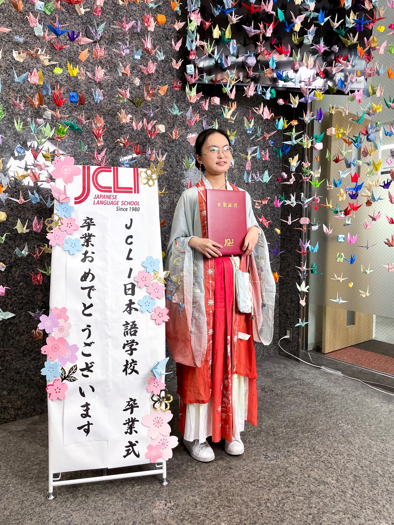 当校の学生は多国籍なためバラエティに富んだ華やかな民族衣装で式が彩られます。