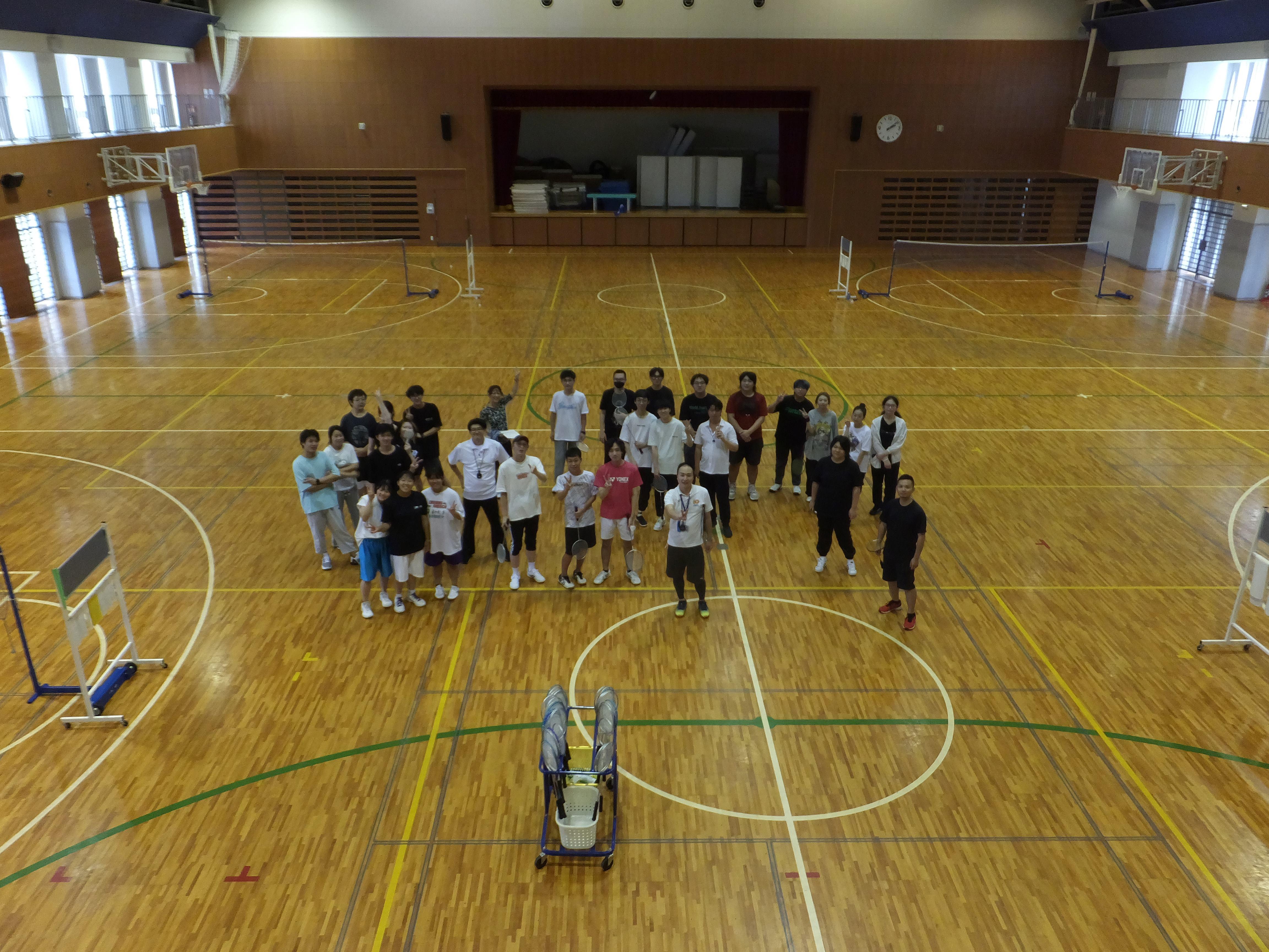 帝京平成大学アリーナーにて大学生とバトミントンして交流しました。