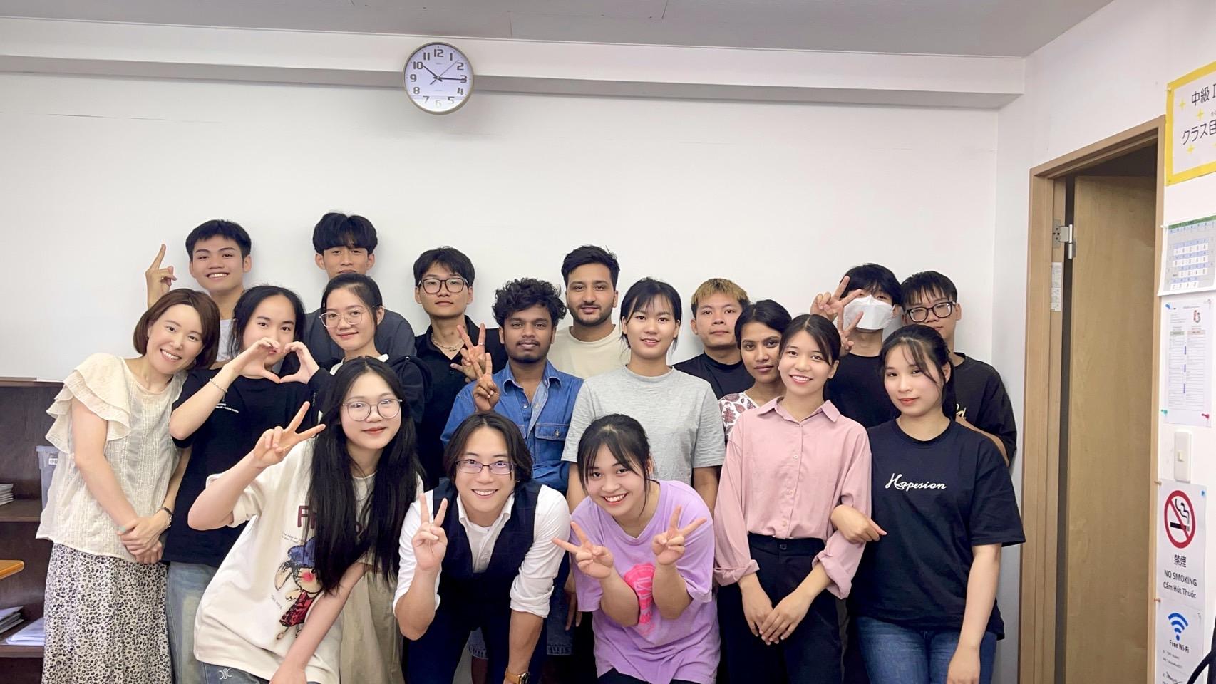 明るい雰囲気のクラスで授業をすると、教師もいい気分ですよね？
当校の学生はみな心優しくて、明るい方々なので、アクティビティのノリもいいです！！
ぜひこんなクラスで授業をしてみませんか？