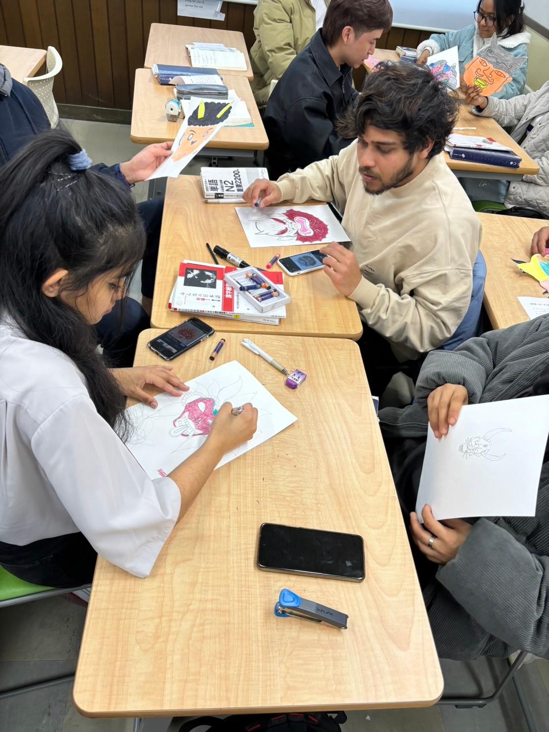 当校では文化行事を実施します（七夕、節分）。
それぞれの先生が学生に文化を伝えます。写真は節分行事で鬼のお面を作っている場面です。