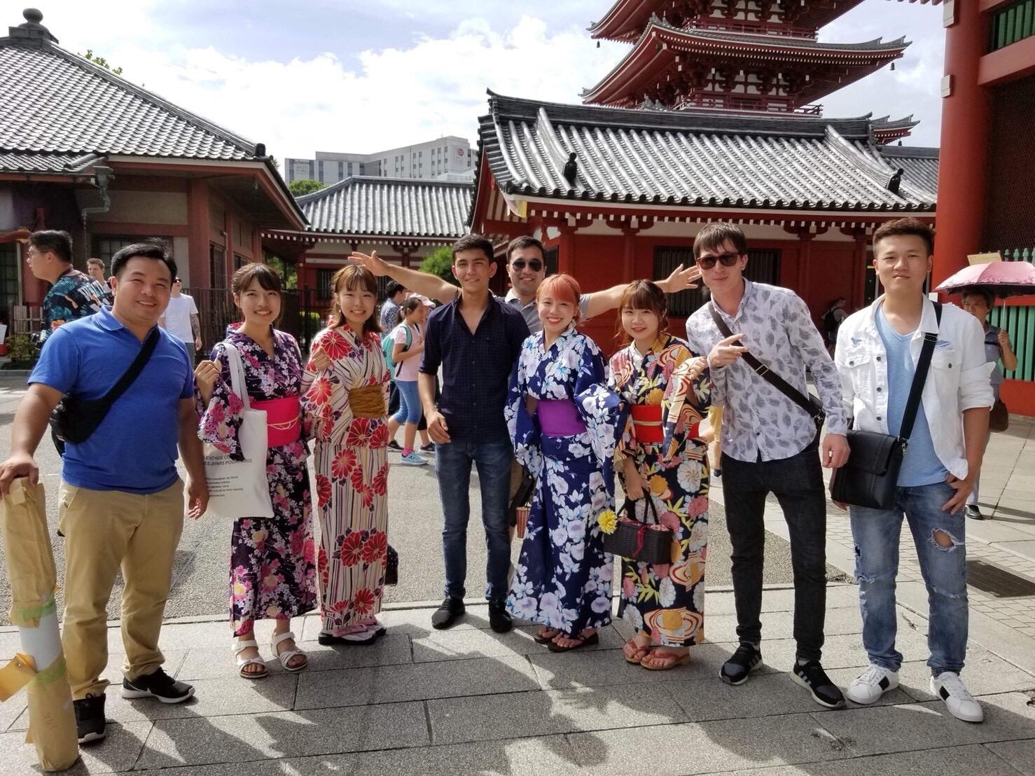 学生にとっては貴重な文化体験になりました。町内会の方々のご厚意で山車の上に乗らせていただきました。