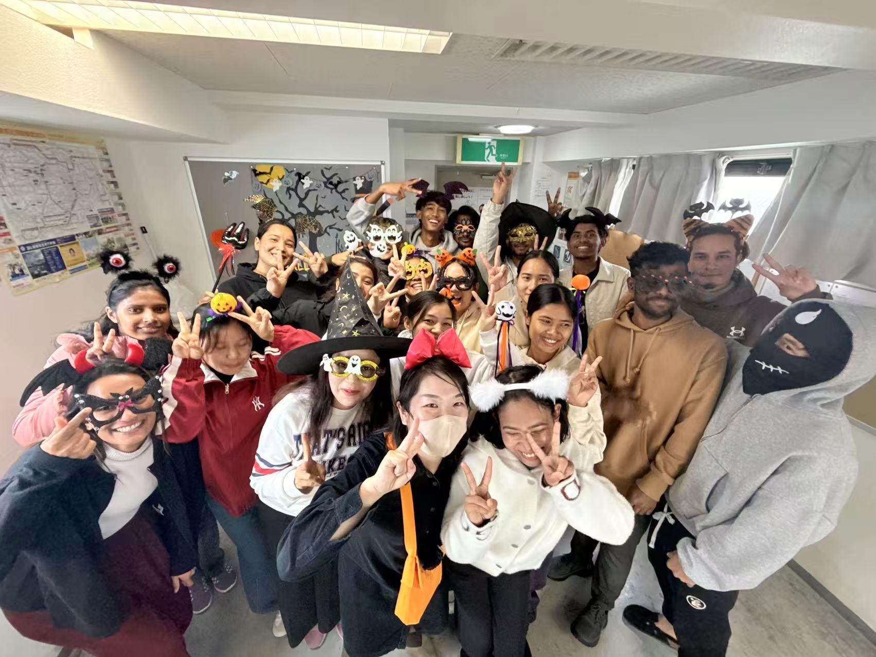 みんなで学校近くの富士森公園へ行き、お花見をしました。