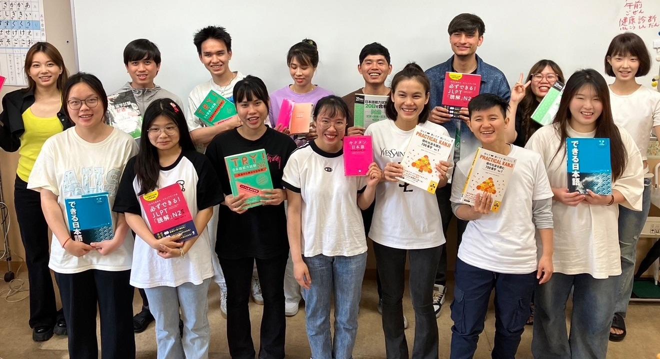 本校は法務省告示校で、中国、ベトナム、ネパール、スリランカ、バングラディシュ、ミャンマー出身の学生が１クラス１２～２０名、合計約２５０名が勉強しています。