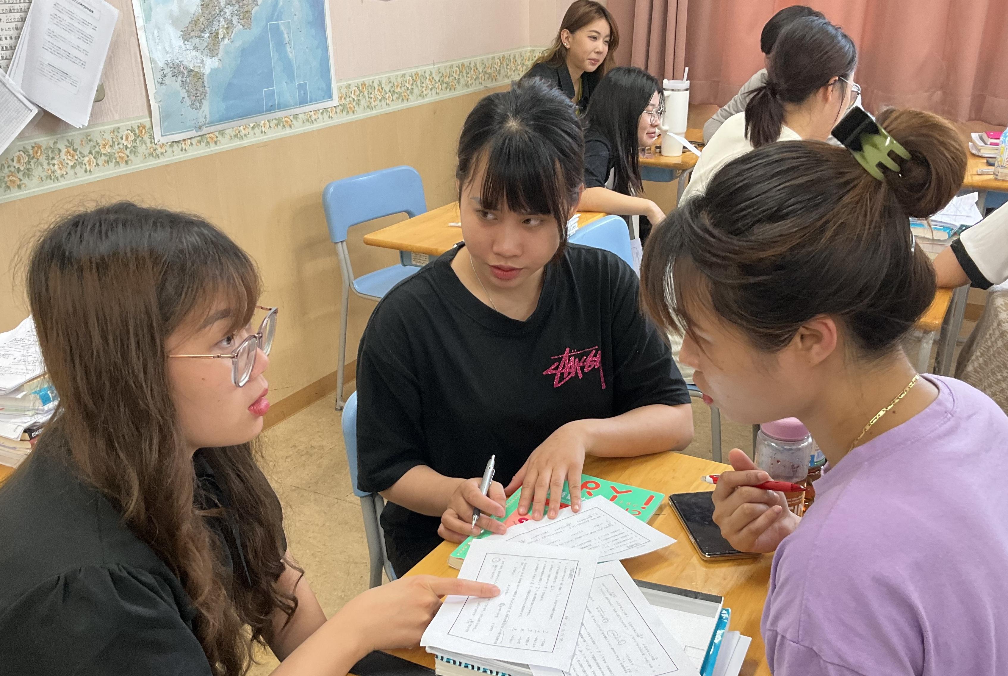 本校はメインテキストのできる日本語を2014年から使用しています。近年注目の日本語教育参照枠に基づいたできるようになることに注目し、学生同士のグループワーク、ピア活動を多く取り入れています。