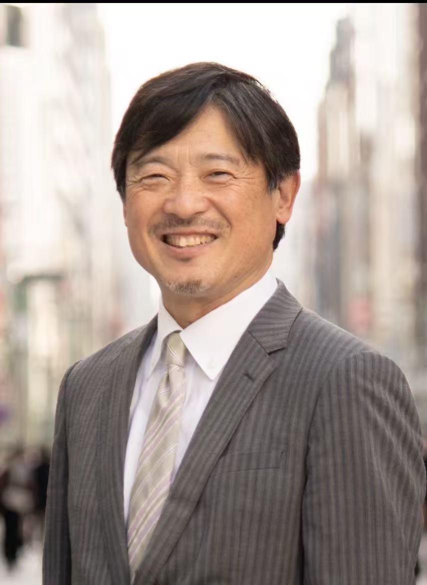 はじめまして。私は大学ではポルトガル語を専攻しておりましたが、独学で中国語を学び、2005年に銀座で語学研修会社をスタート。現在は取り扱い言語も増えて、最近では特に外国人向けの日本語の依頼が多くなっております。