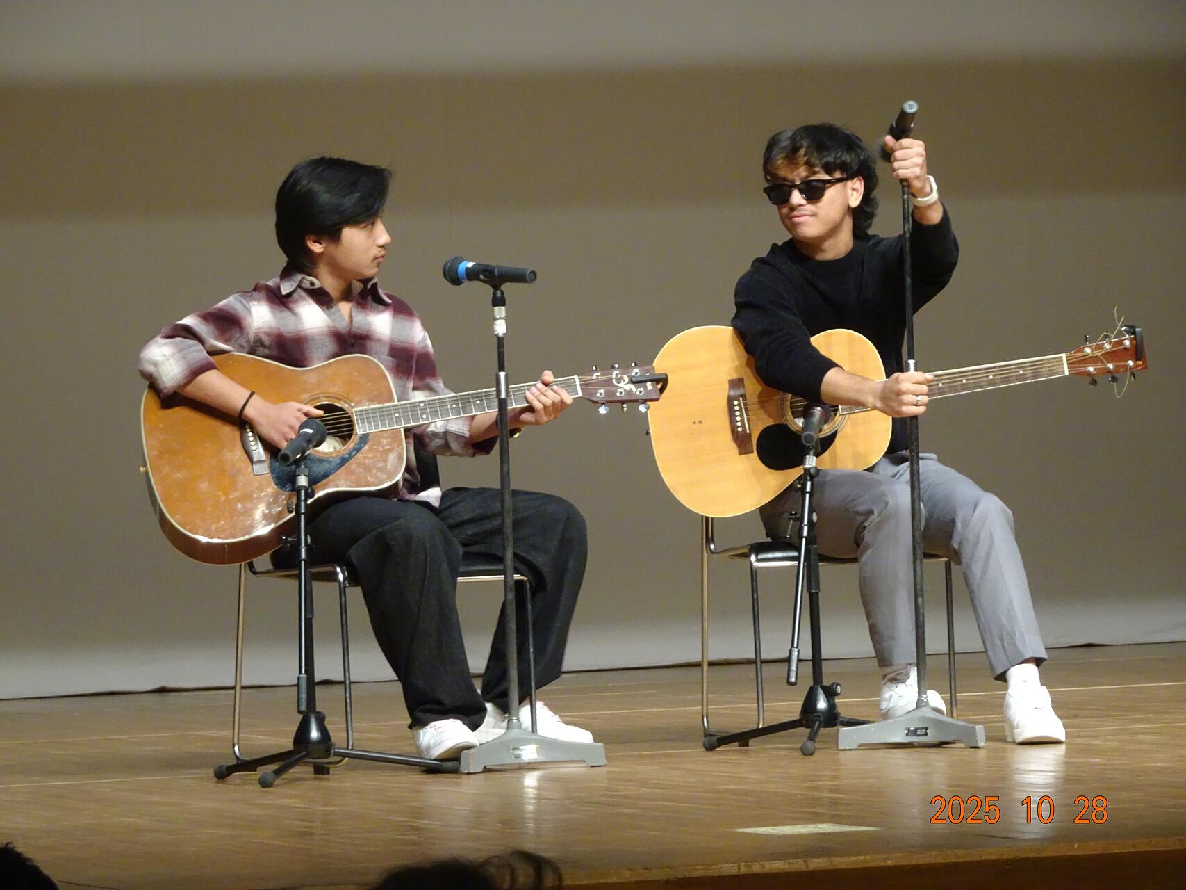 グループ校合同での大規模な「音楽祭」の他、入学式や卒業式の際も歓迎や別れのメッセージを込めた歌や踊りが披露されます。