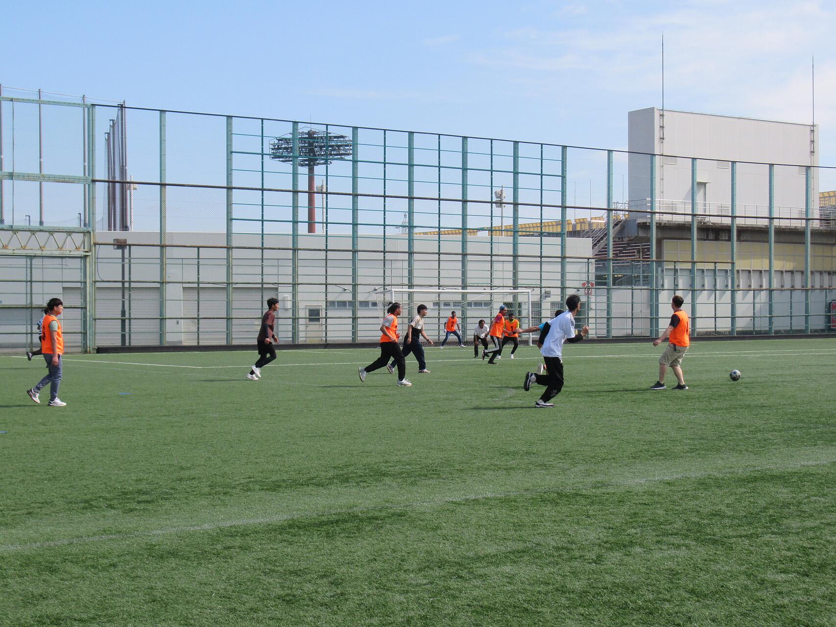 スポーツで汗を流すことでストレスを解消するとともに、同じクラス、同じ国籍の仲間たちと交流を深めることはもちろん、ここで知り合った他のクラスの学生や先輩、後輩と新たな絆が生まれます。