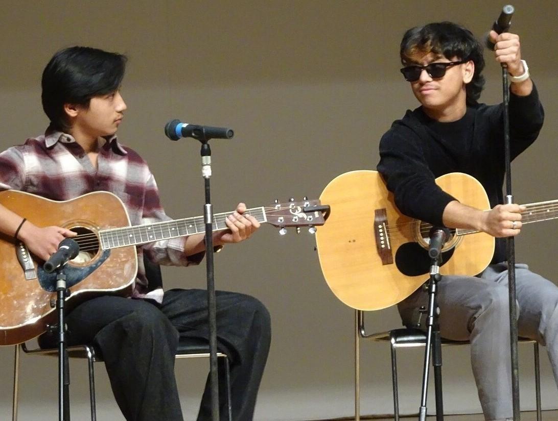 グループ校合同でのイベントです。各校の学生たちがそれぞれ披露する歌やダンスは当然、国際色豊かで華やかでとても楽しいものです！