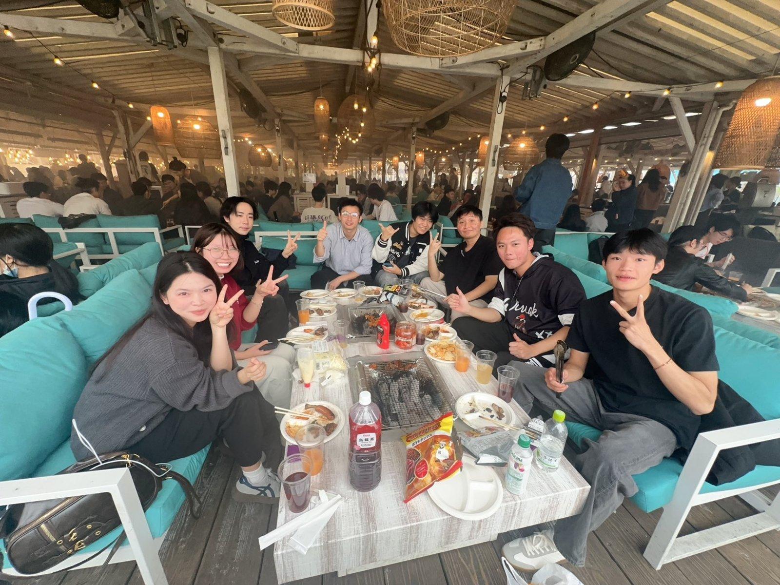 当校では、年間を通してスピーチ大会や季節ごとのイベントなど、さまざまな学校行事を行っています。
学生にとっては、交流を深めながら見聞を広げられる機会であり、勉強の合間のリフレッシュにもなる楽しい時間です。
2025年度は、スピーチ大会・BBQ・日本文化体験などを実施しました。
