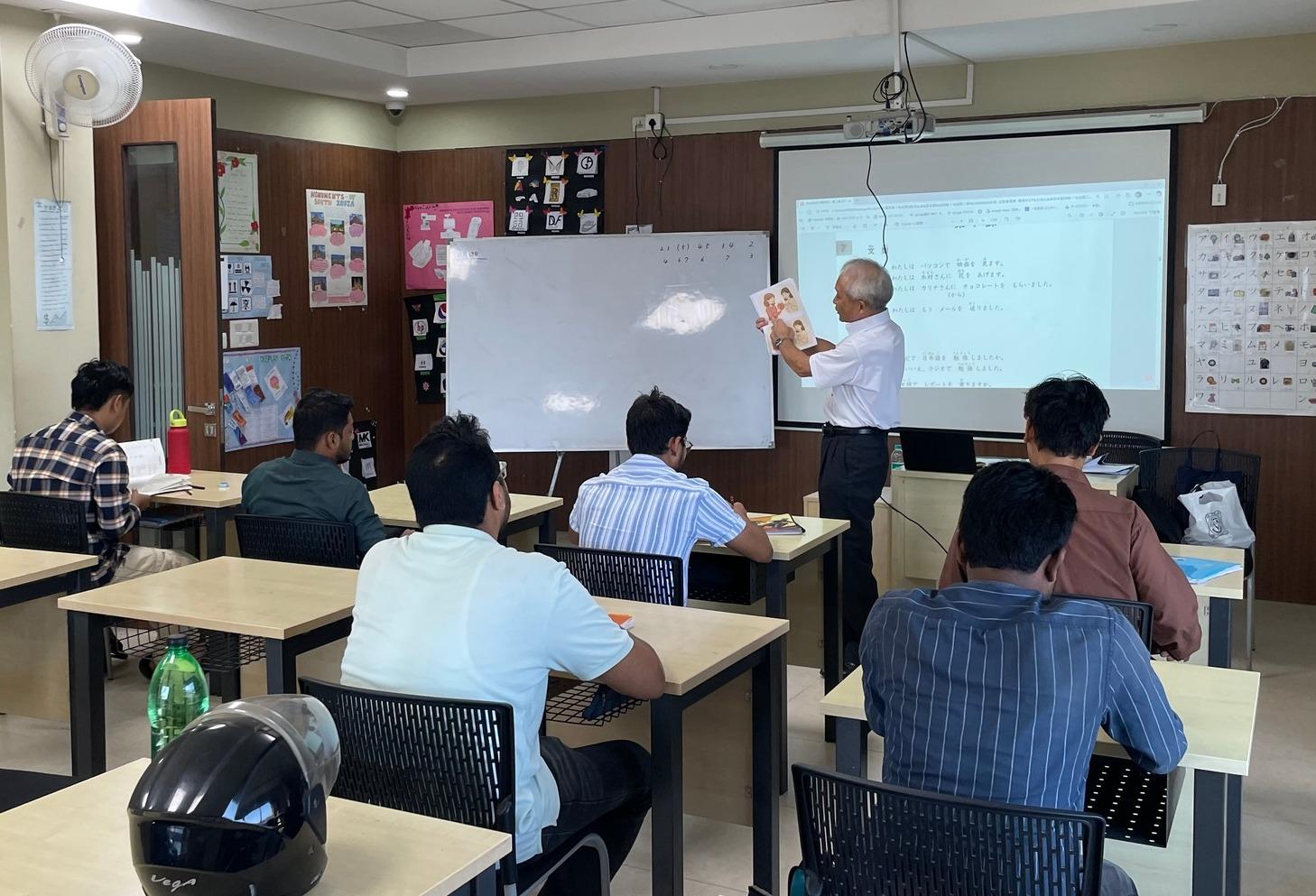 2025年10月にアッサム州グワハティにて職業訓練校を兼ねた日本語学校(AAA)を開校しました！
現在、60名ほどの学生が学んでおり、今後も入学者が増える予定となっております。
20代～60代の方が活躍しております！