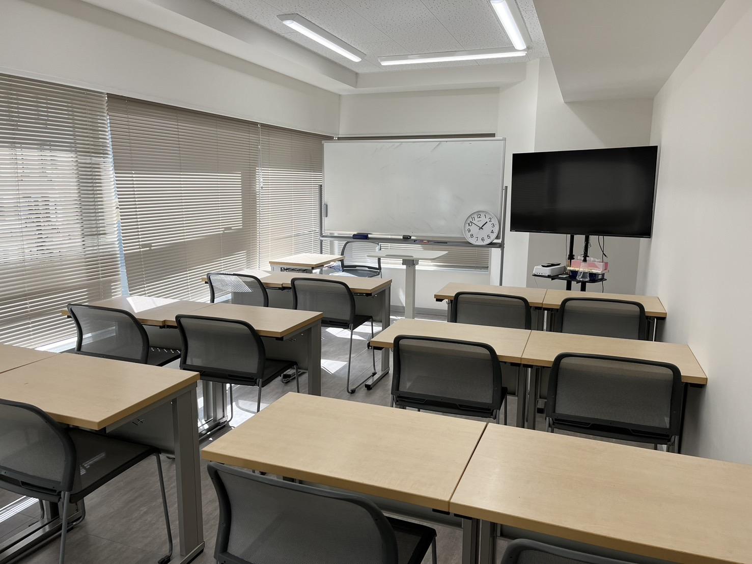 どの教室にも電子黒板導入済みです。使い方は難しくありません。研修もいたします。