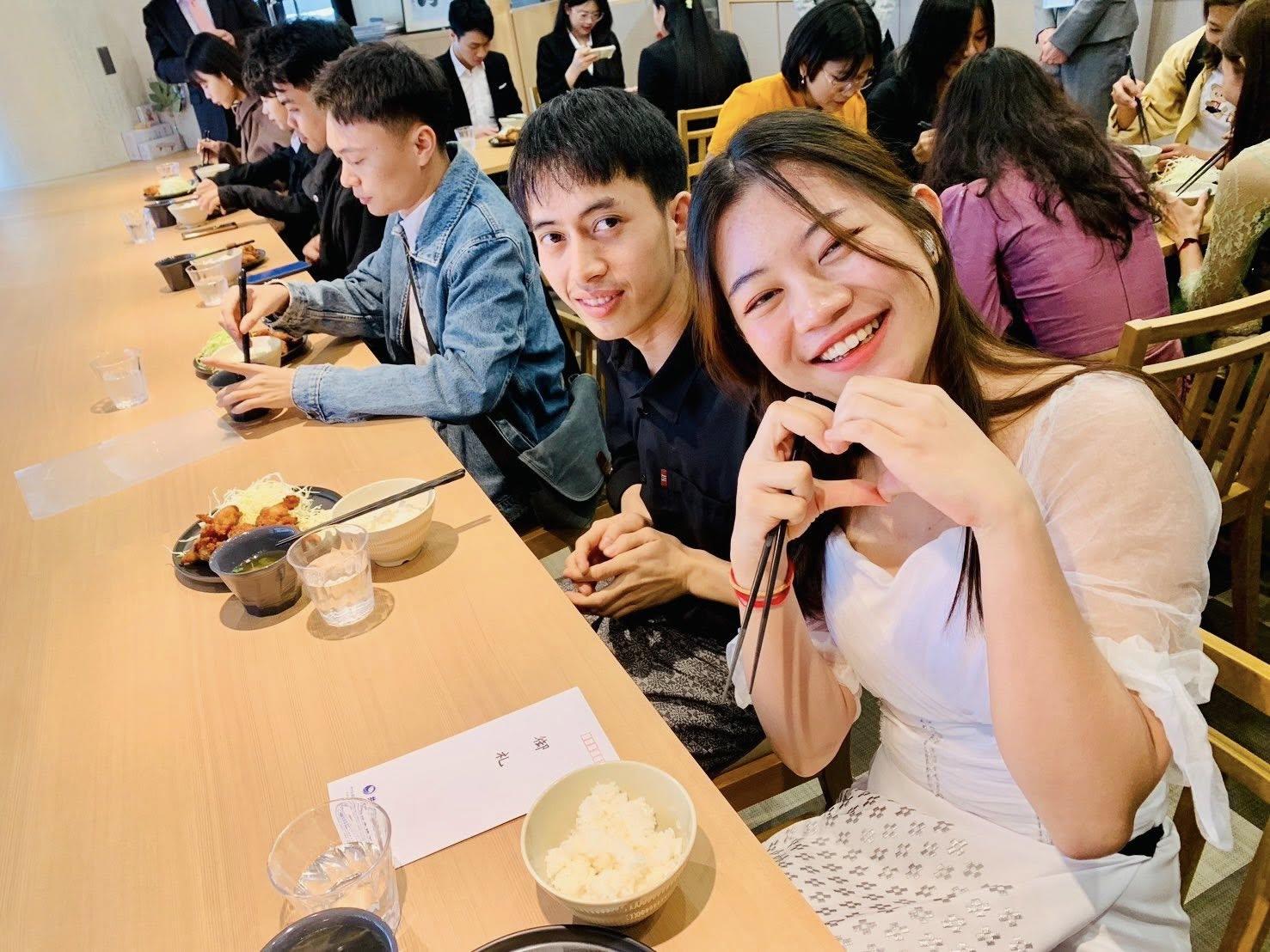 ビル内に食堂があり、先生方は無料で昼食が食べられます。