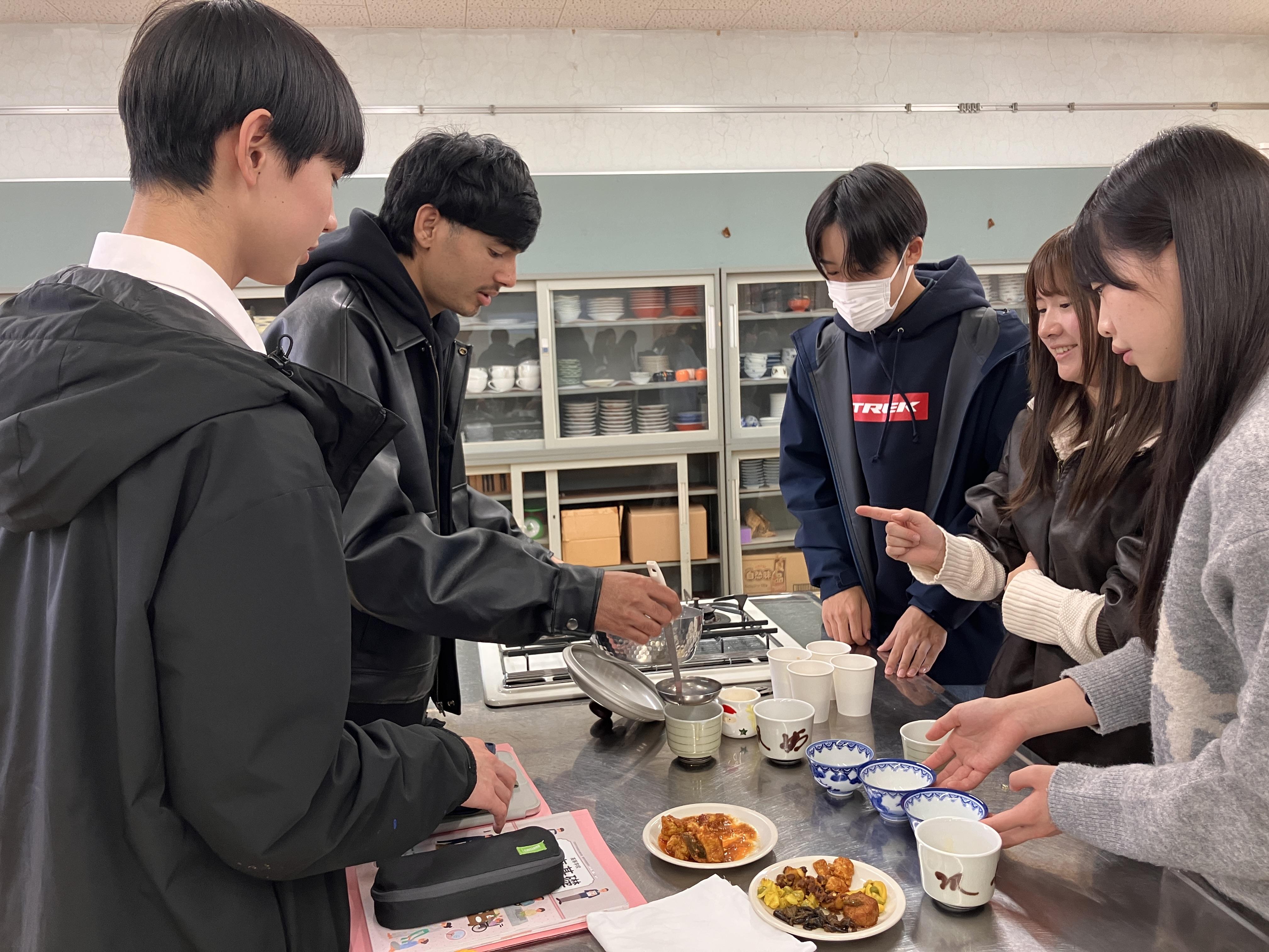地域交流活動も多く取り入れています。地元の高校生と料理交流をしたり、地域のイベントに参加したりしています。