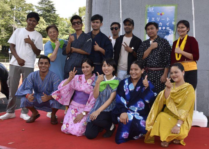 地域との交流で漫才を披露しました