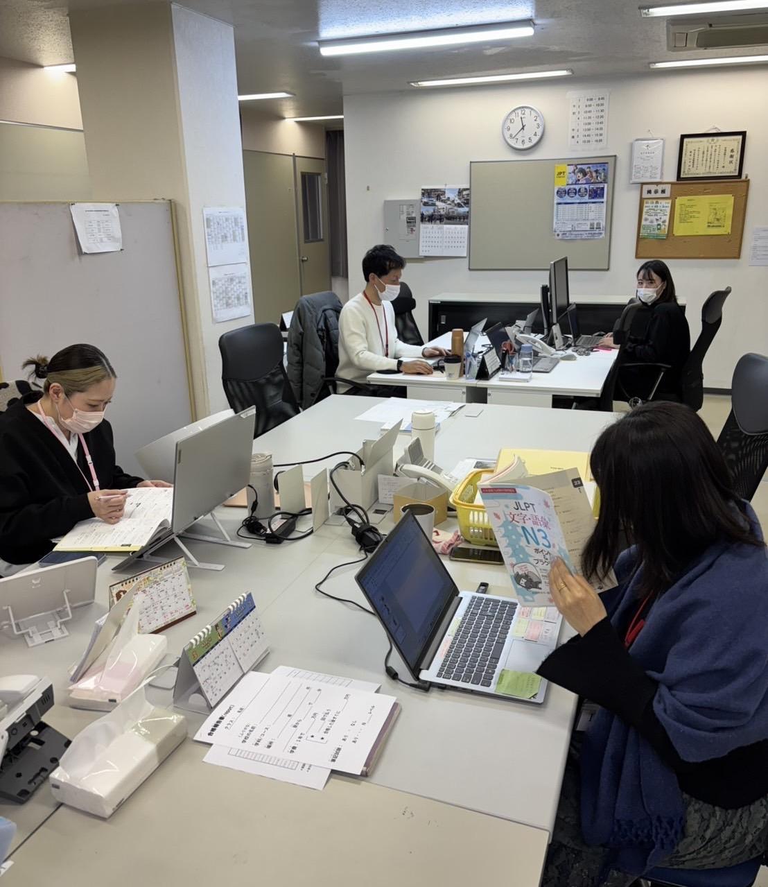 教務部、事務部が同じ事務所内で作業しています。決して広い事務所ではりませんが、両部門分け隔てなく、業務報告や共有ができ、事務所内は非常にアットホームな雰囲気です。