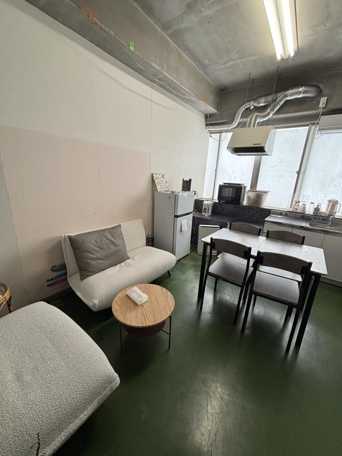 テーブル席にソファーも完備しているので、休憩時間はしっかりと休むことができます。