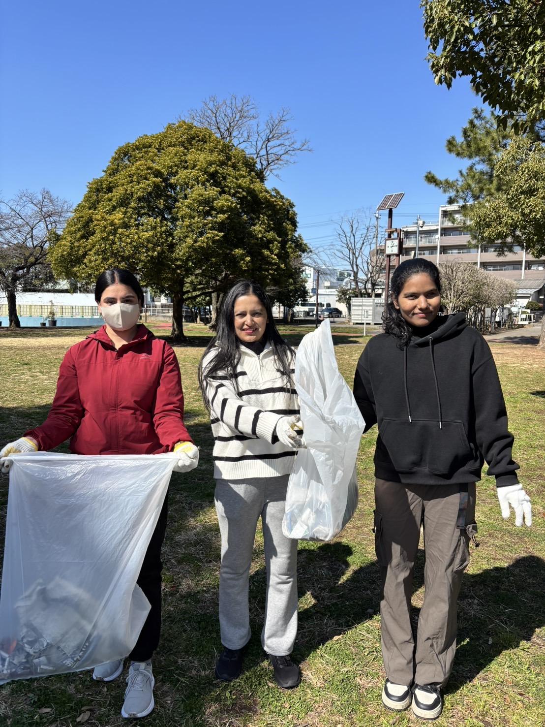 当校は川口市まち美化促進プログラムの団体として、毎月定期的に所属する地域の清掃活動を学生、職員で実施しています。