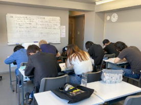 黙々と課題に取り組む学生たち。ここから“使える日本語力”の基礎が育ちます。