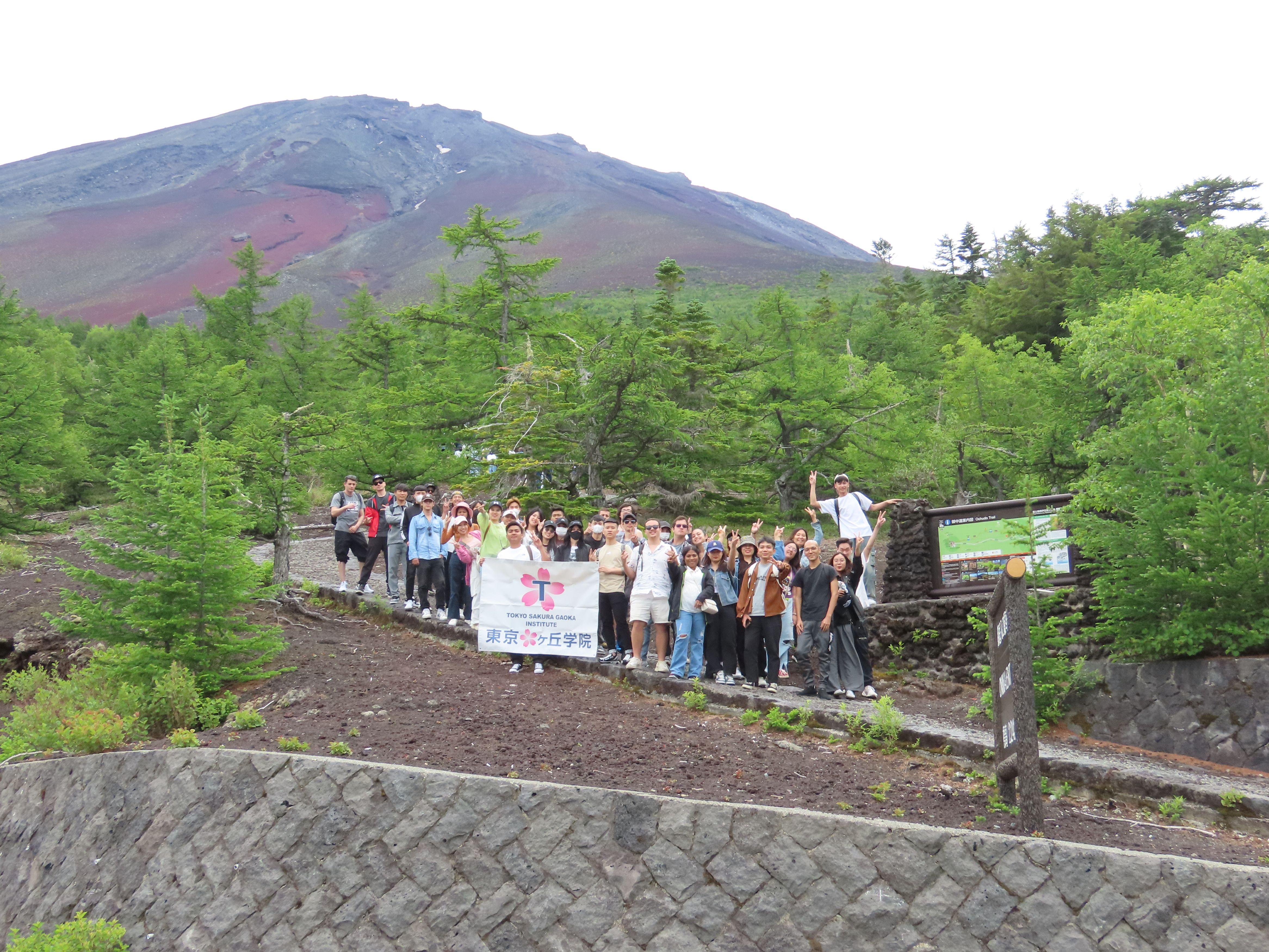 毎年夏に行く富士山体験です。富士山の４～５合目を登って、みんなでお昼ご飯を食べます。そのあとは、もも狩りをしたり、山梨のお土産を買ったり、学生が「また行きたい！」と喜んでくれる楽しい体験です。