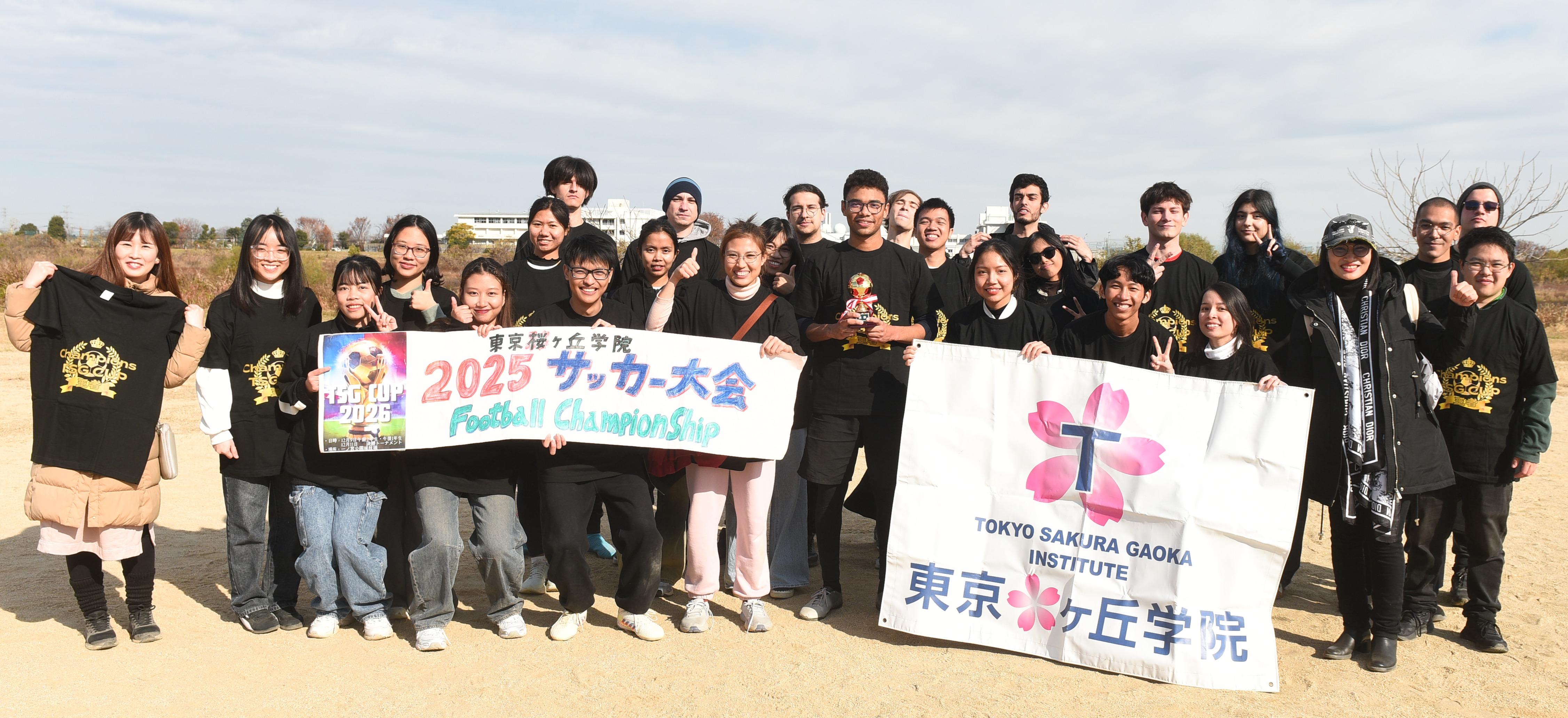 毎年恒例冬のサッカー大会です。JLPTが終わった後、たくさん勉強して疲れた頭と体を運動しながら、リフレッシュすることができます。ブラジルだけでなく、ベトナムやミャンマーなど、サッカーが上手な学生も多く、学校をあげて盛り上がります！