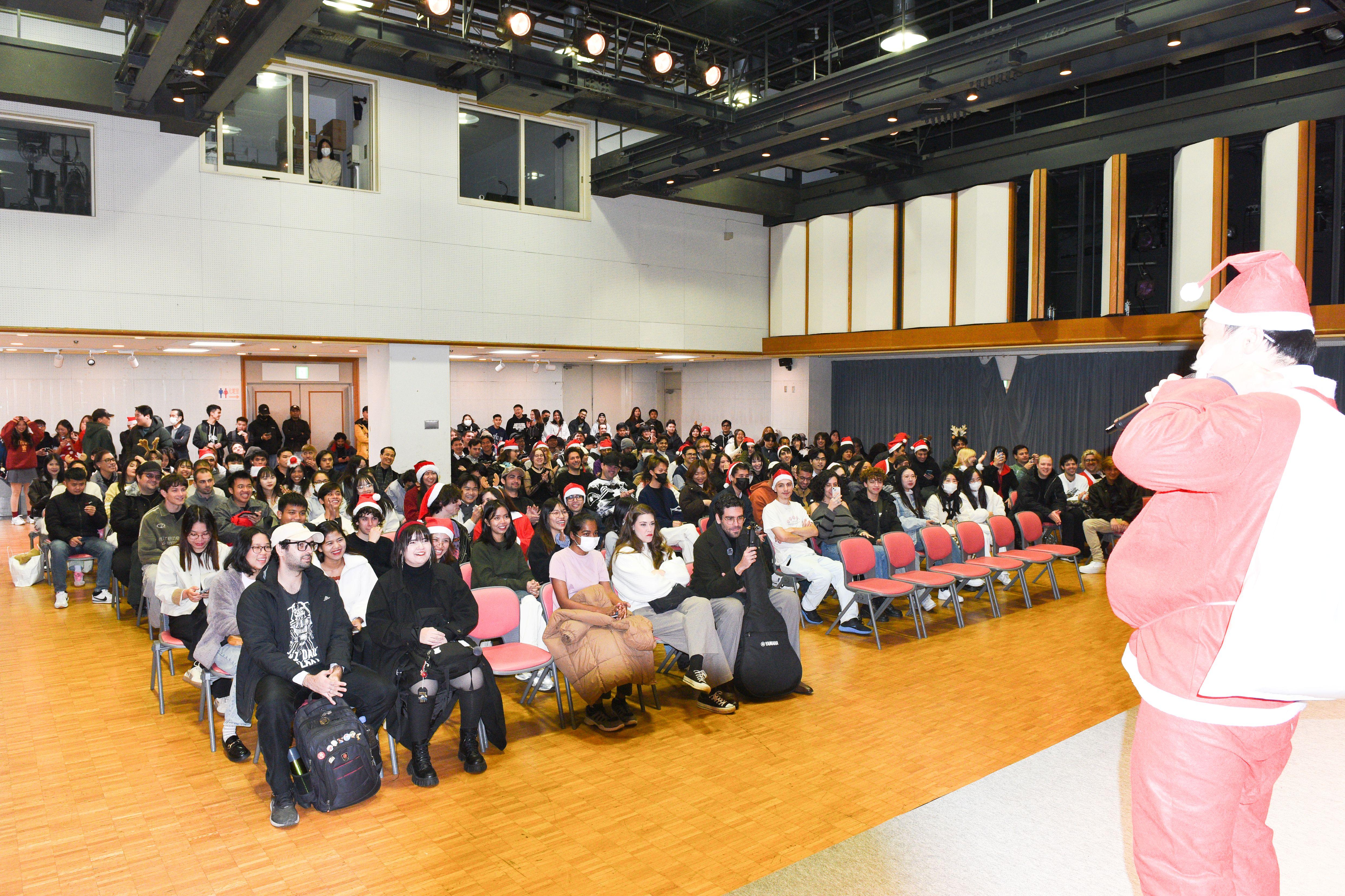 12月には、クリスマス会があります。学生たちが、ダンスや歌など様々なパフォーマンスを披露してくれます。歌もダンスもとても上手で「いつもは静かなあの学生が！」と、新しい発見や驚きがあります！