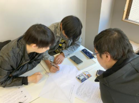 ただ学ぶのではなく、考えて、発信する力を育てる授業。マーケティング・ディベートの商品を分析しています。