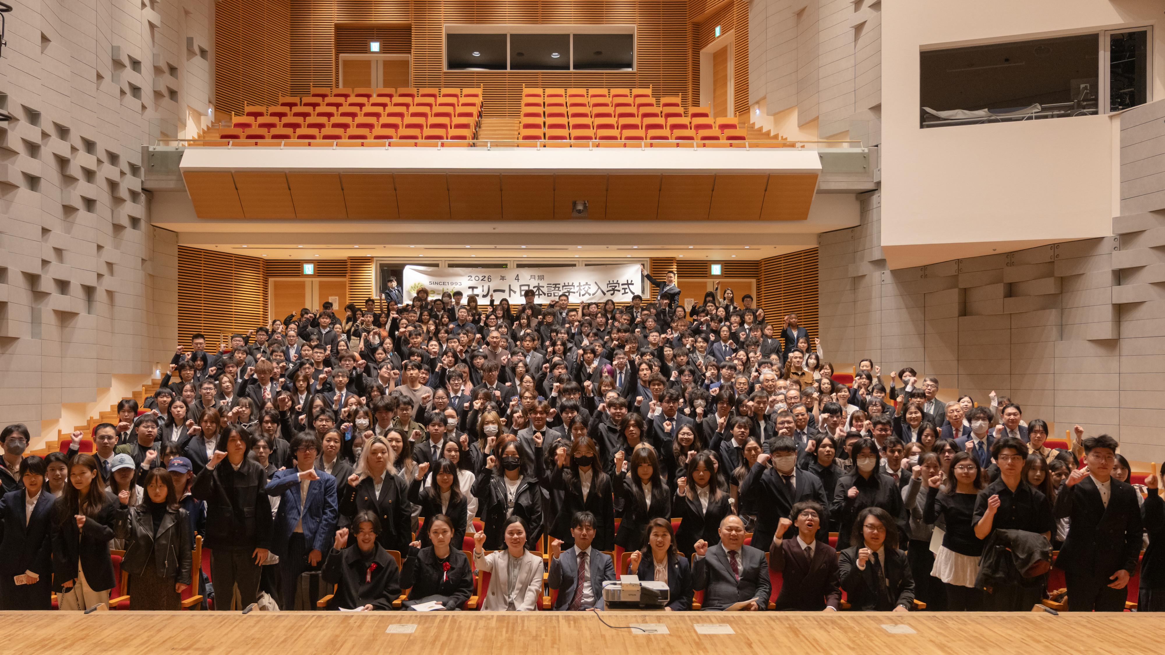 各期毎に入学式を開催しています。
学生さんと先生方が初めて出会い、そしてここから学校生活が始まります。