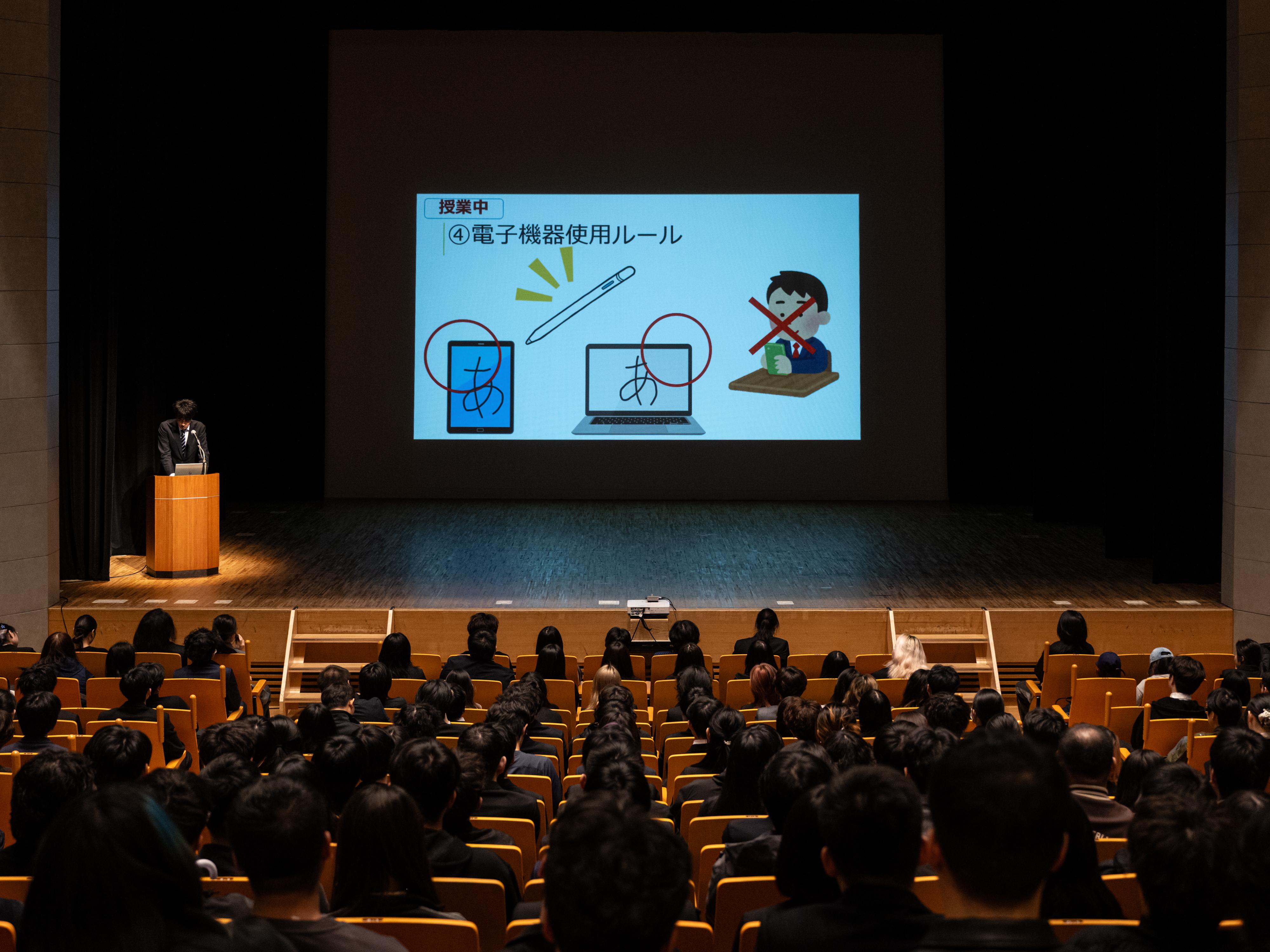 授業や生活ルールを確認するオリエンテーション風景