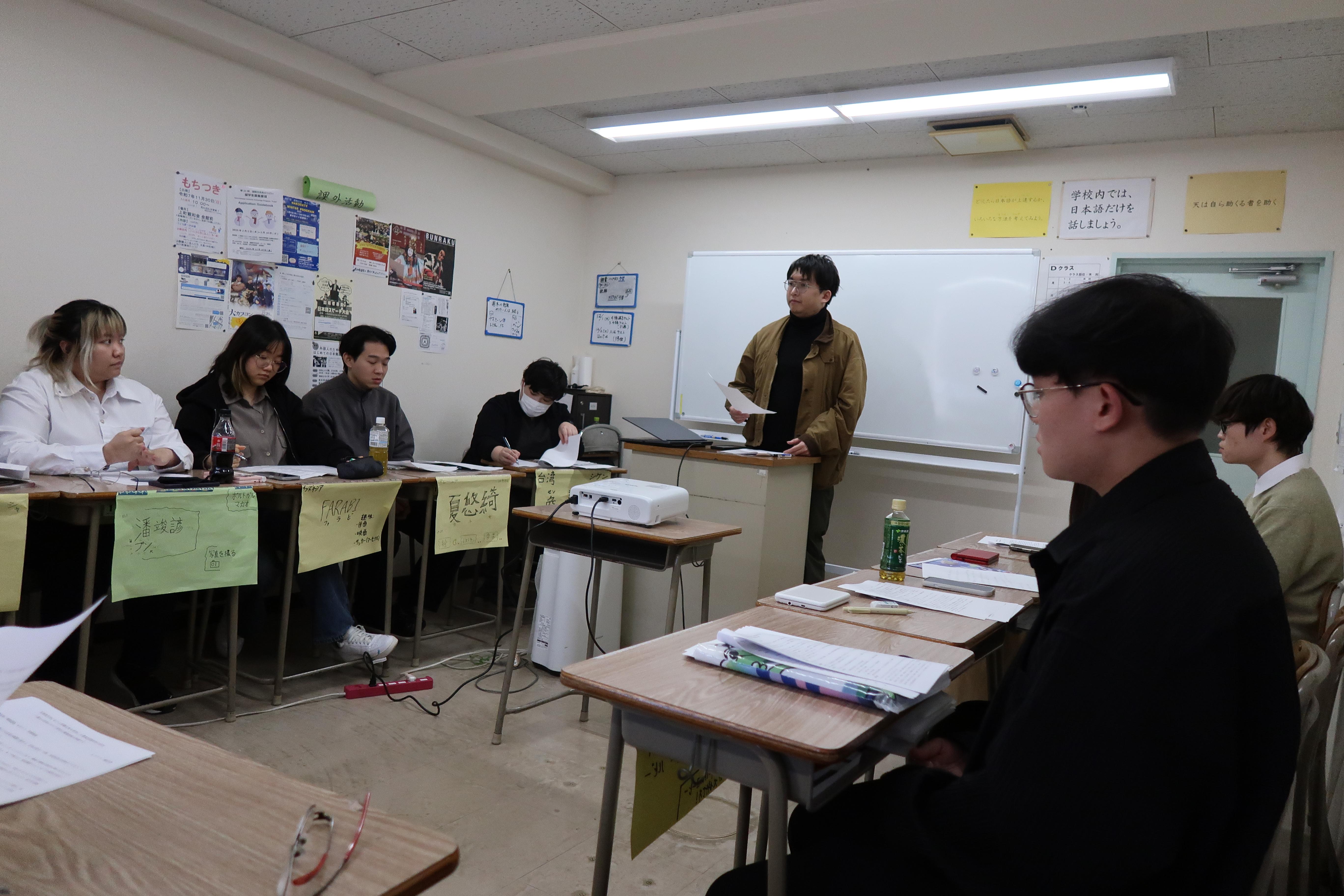 大学院進学希望者に研究計画の作成を指導します。年2回校内で発表会を行います。