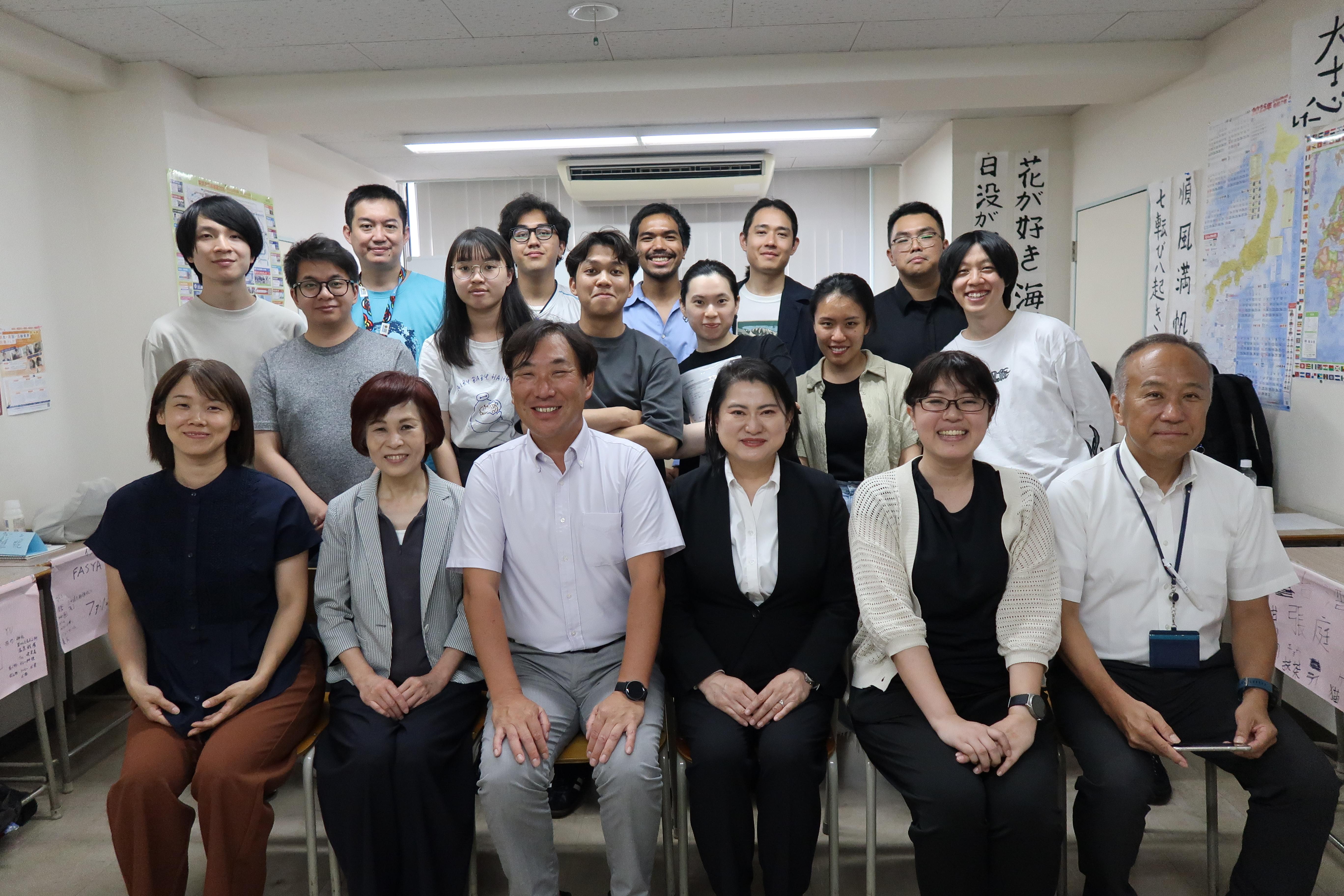 就職セミナーを全5回で毎学期開催しています。最終回は東京商工会議所の社長さんたちと活発な意見交換会をおこないます。