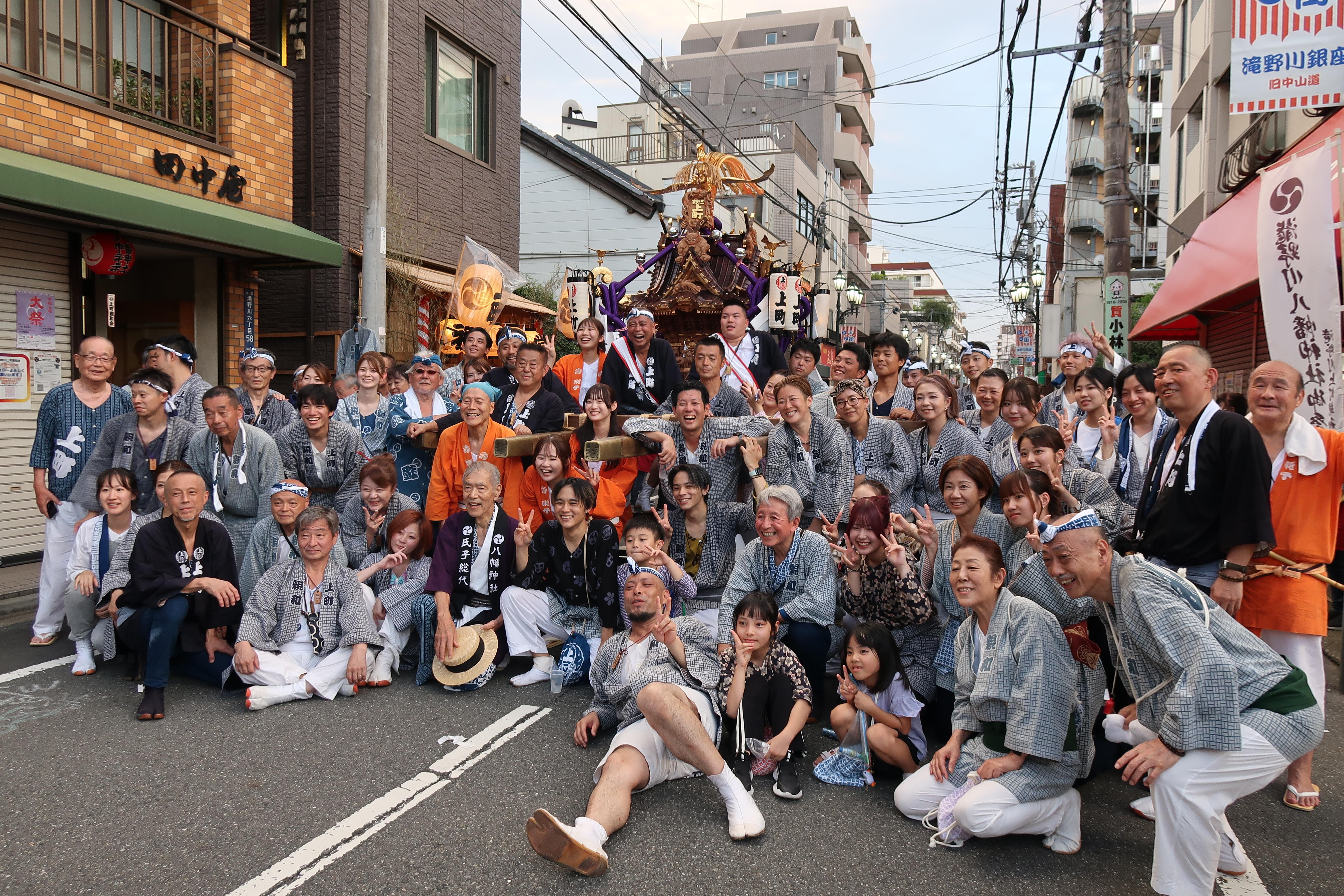 地元町内会のお力添えで神社のお祭りに参加し、お神輿を担ぎました。