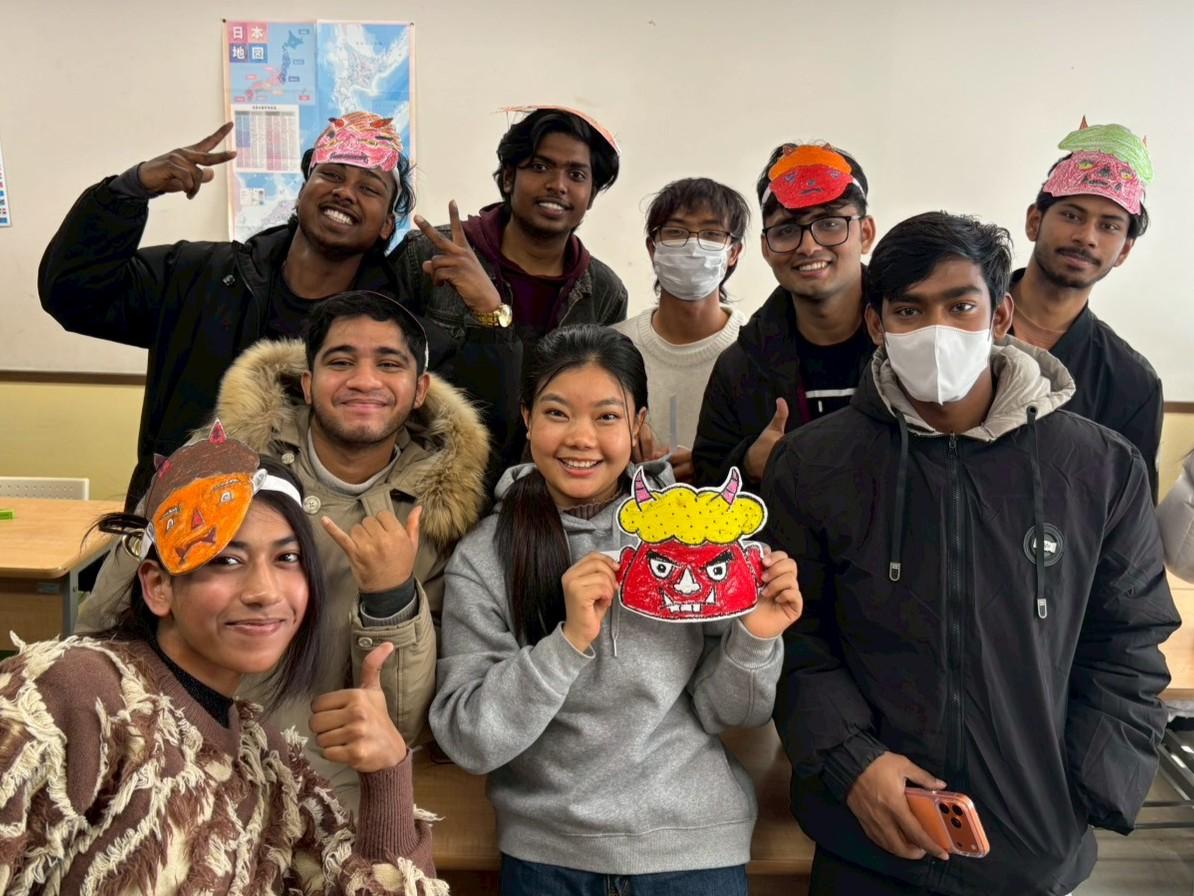 留学生にとって文化行事は日本を知るためにとても大切なものです。
授業では、意味合いの説明を加えながら、実際に自分で体験してもらっています。