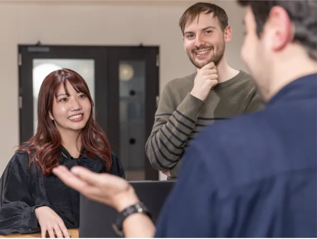 心地よい活気は、互いを認め合う信頼関係から。自然な笑顔がチームを強め、最高の環境を創り出します。