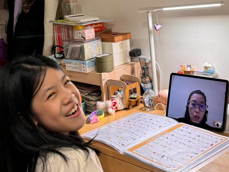 夏休みに小学生の娘を連れて日本へ旅行に行き、帰国後にその流れで娘の日本語への興味を試してみたいと思い、日本語学習に申し込ませることを考えるようになりました。
まだ娘の興味や意欲がはっきりしないため、まずは通学の時間が無駄にならない オンライン学習システム を探していたところ、「小欣日文オンライン家教」を見つけました。
日本人講師との 一対一レッスン という点がとても魅力的でした。
