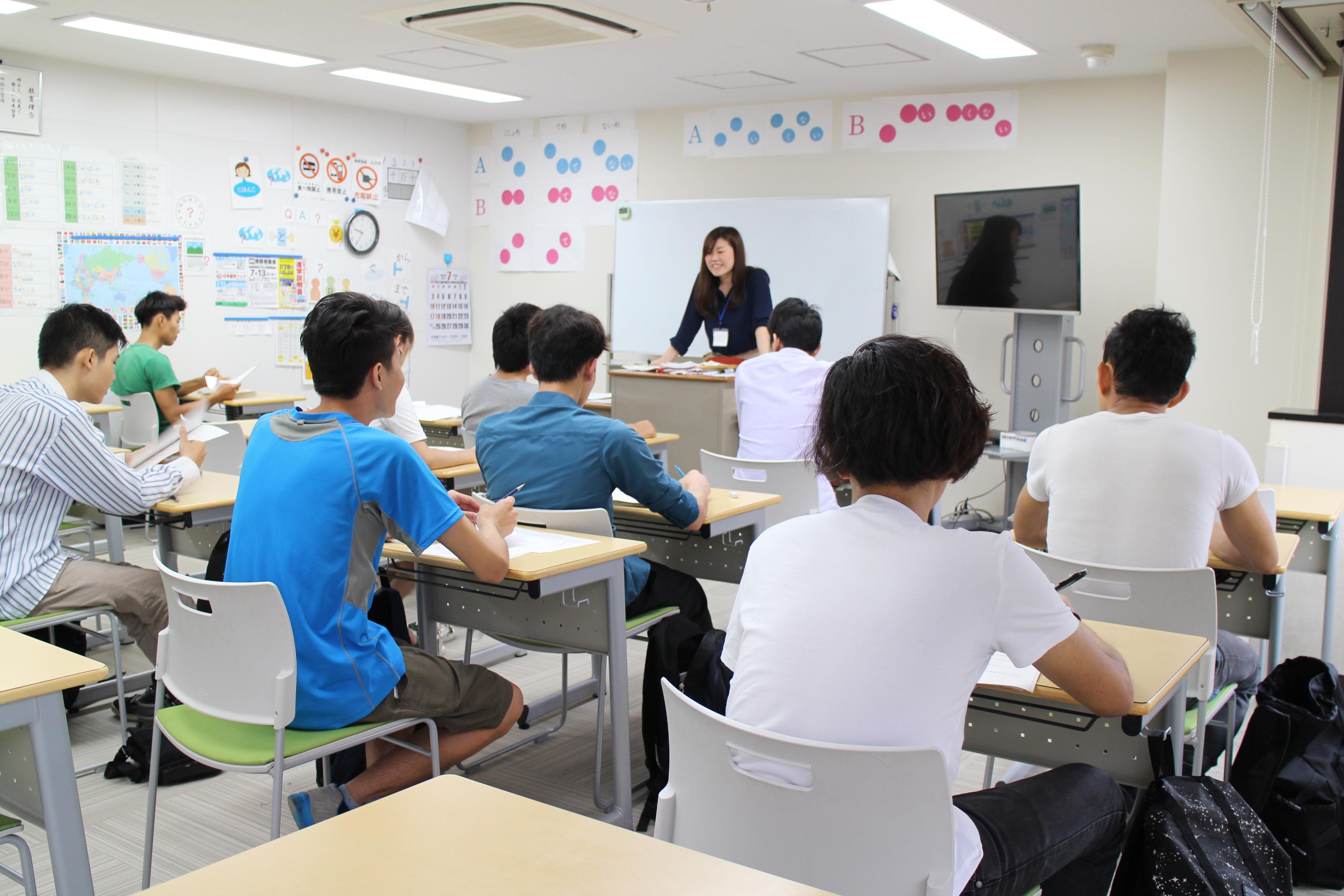 専門学校・大学・大学院を目指している留学生を対象に日本語の指導を行っています。
学習者一人一人に合わせた進路指導を行い、夢を叶えるお手伝いをしています。
学習者とともに教員も成長することのできる、やりがいのある仕事です！